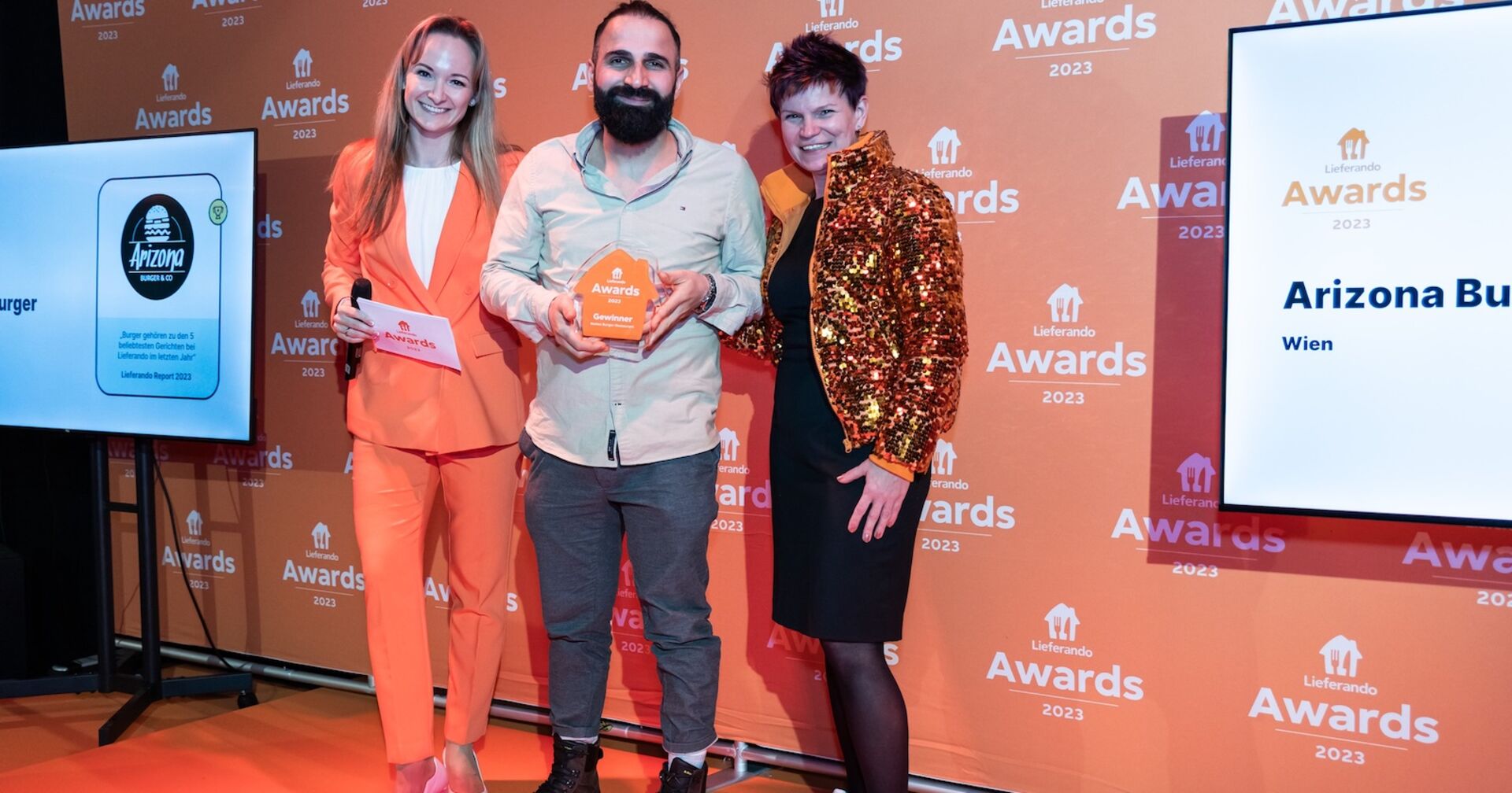 Der Geschäftsführer des besten Liefer-Restaurants mit der Award-Trophäe