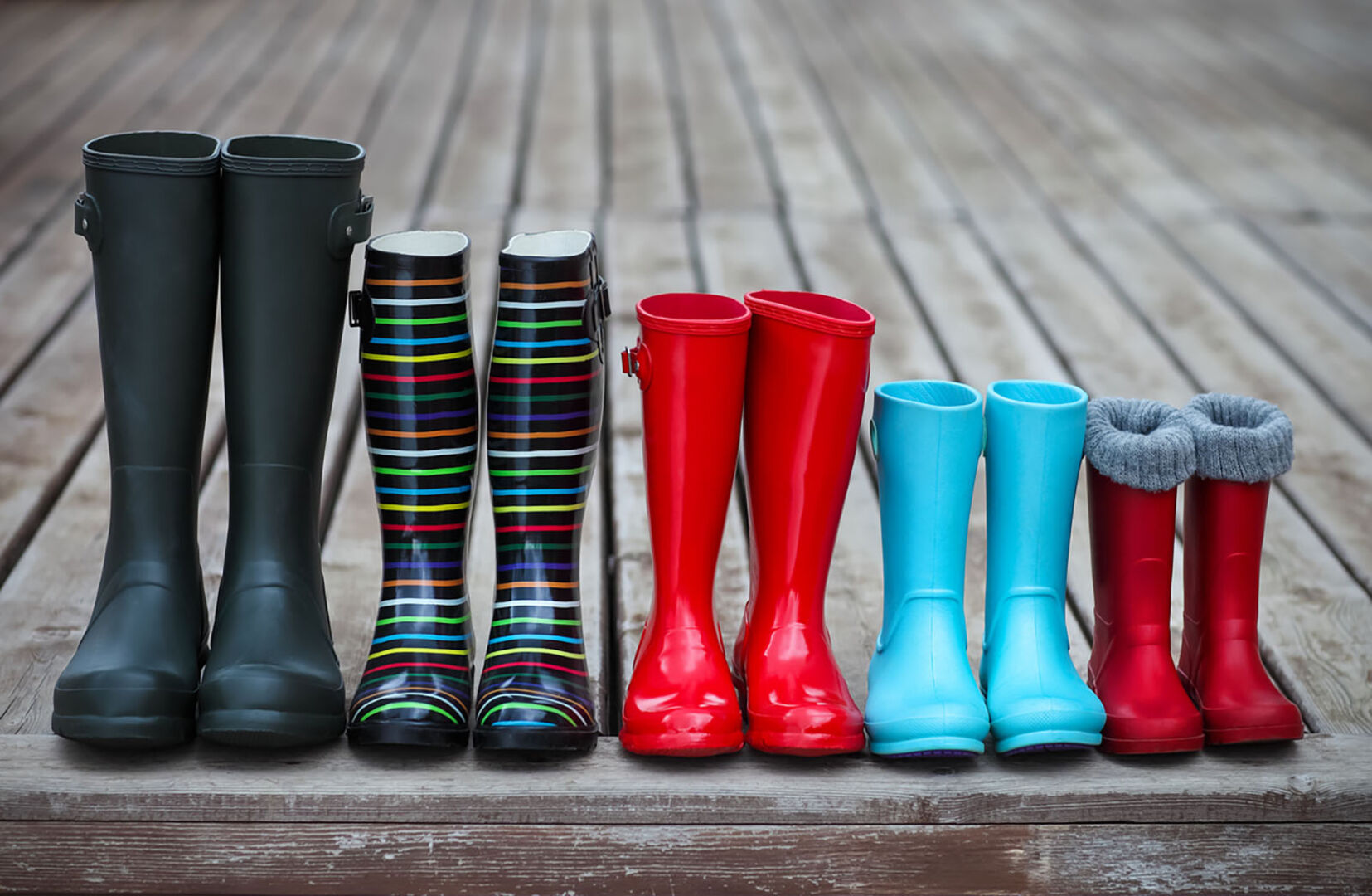 Gummistiefel auf einer Holzterrasse | Credit: iStock.com/petrenkod