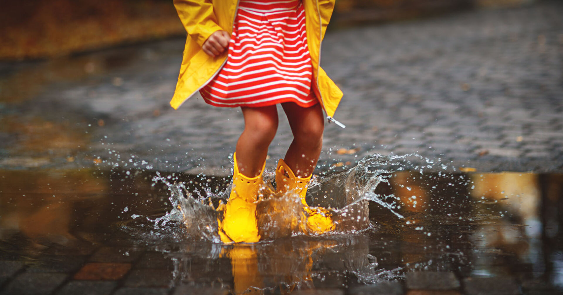 Mädchen mit Gummistiefeln | Credit: iStock.com/evgenyatamanenko