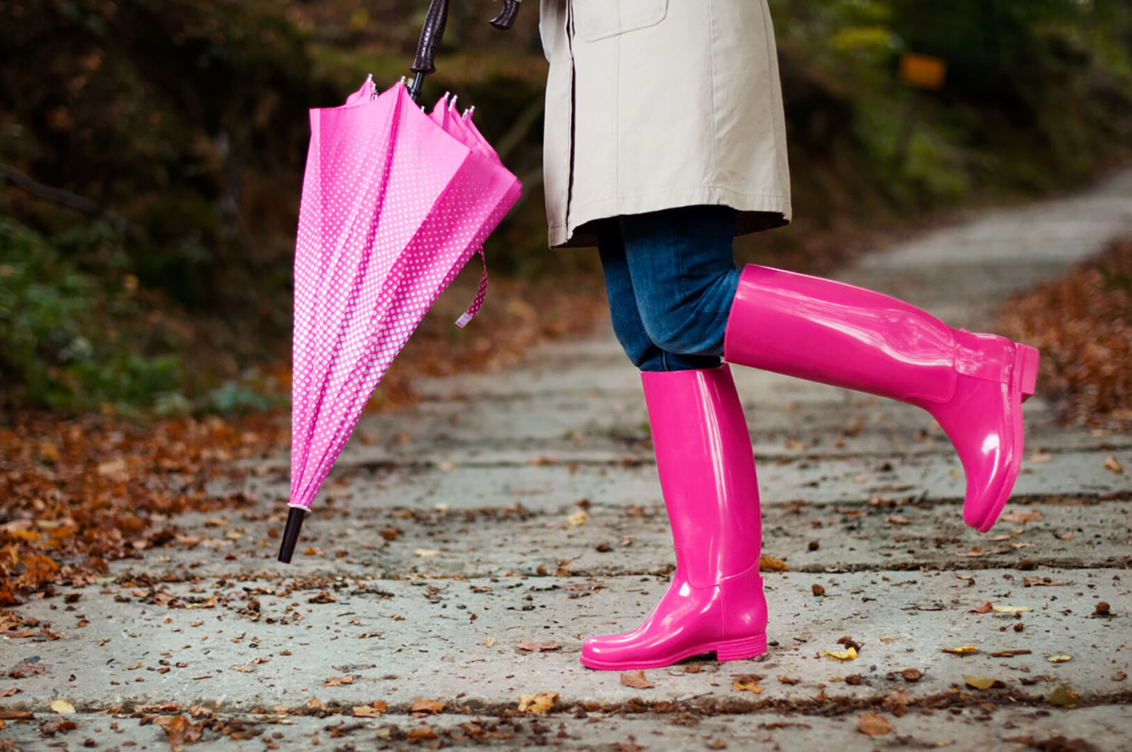 Frau mit pinken Gummistiefeln | Credit: iStock.com/gpointstudio
