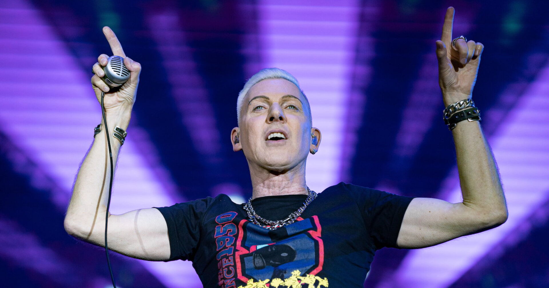 H.P.Baxxter auf der Bühne mit einem Mikrofon in der Hand.