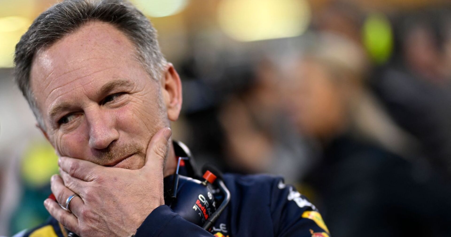 Christian Horner am Rande des Rennens in Bahrain. Er greift sich ins Gesicht, an seiner Hand ein Ehering.