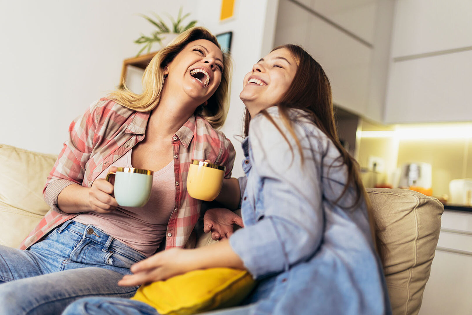 Zwei Freundinnen trinken Kaffee | Credit: iStock.com/Jovanmandic
