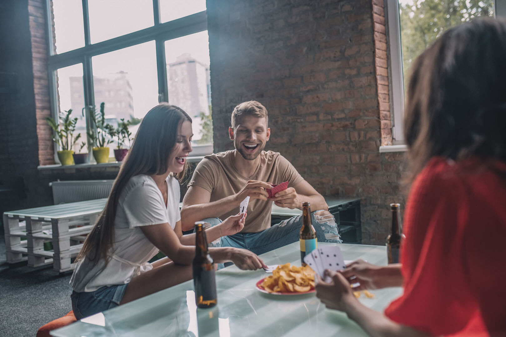 Freunde beim Spieleabend | Credit: iStock.com/Zinkevych