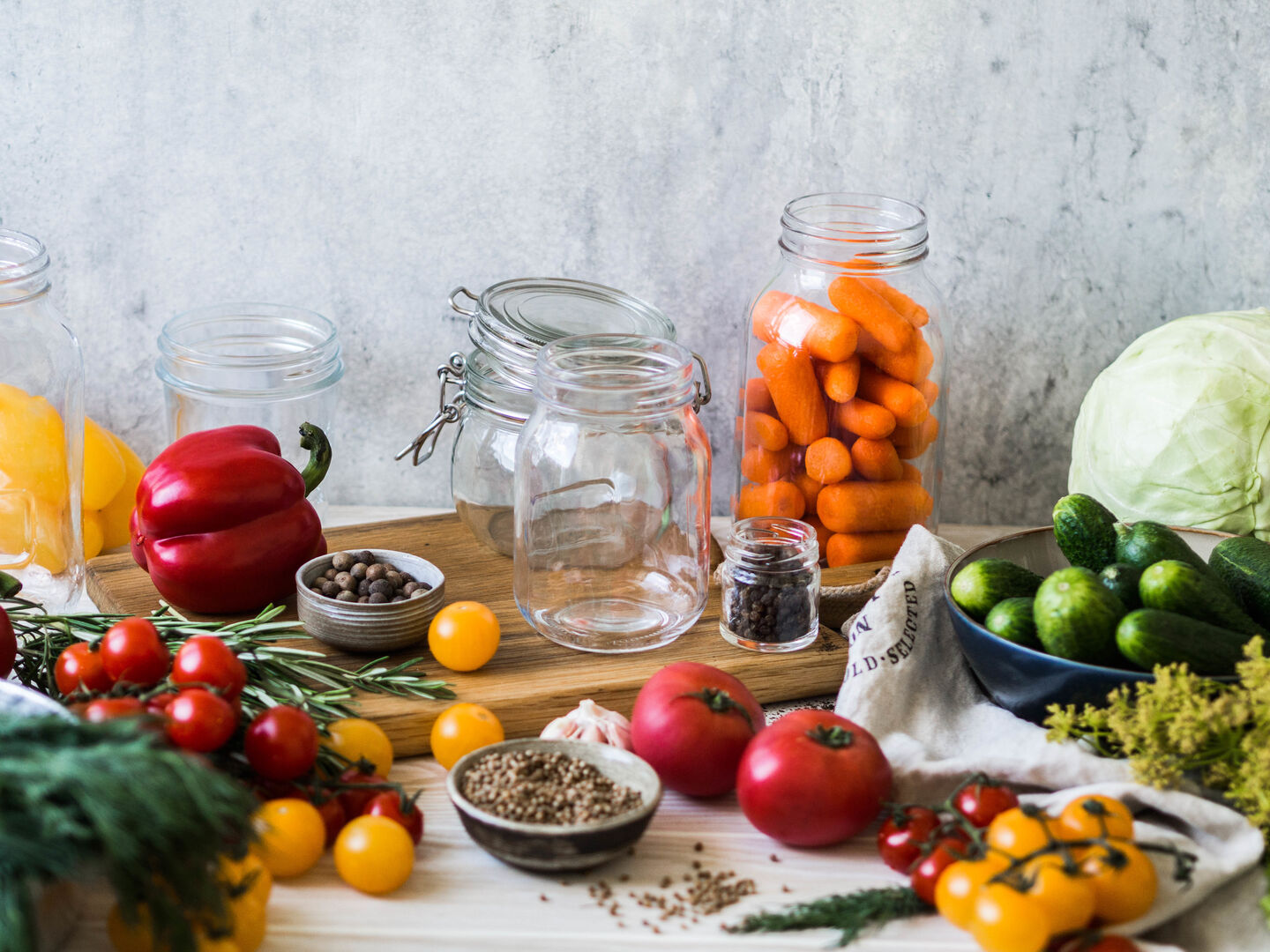 Gläser mit fermentierten Gemüse