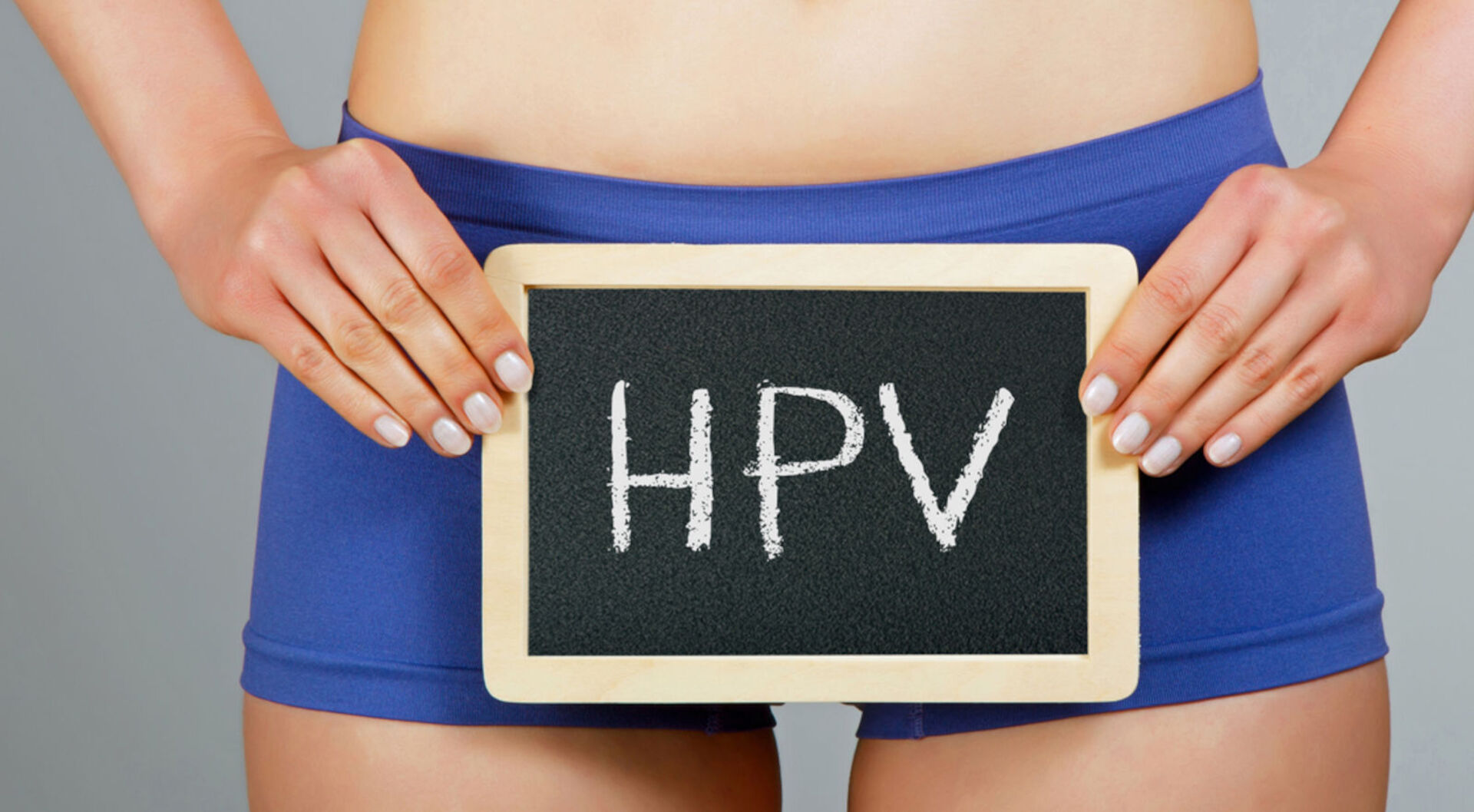 Frau hält Schild mit der Aufschrift &quot;HPV&quot;
