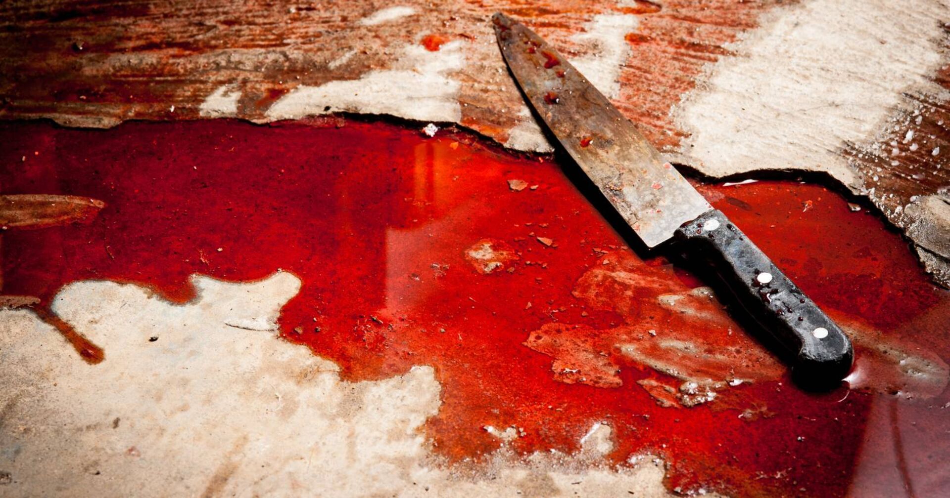Ein Messer, das in einer Blutlache liegt
