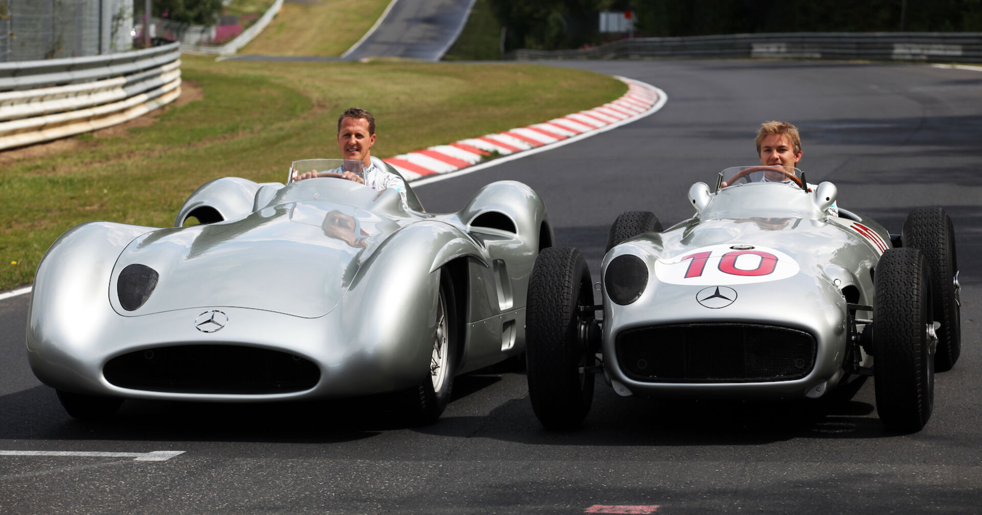 Die Stromlinien-Version des Mercedes W196 mit Michael Schumacher am Steuer sowie die Open-Wheel-Variante mit Nico Rosberg am Lenkrad.