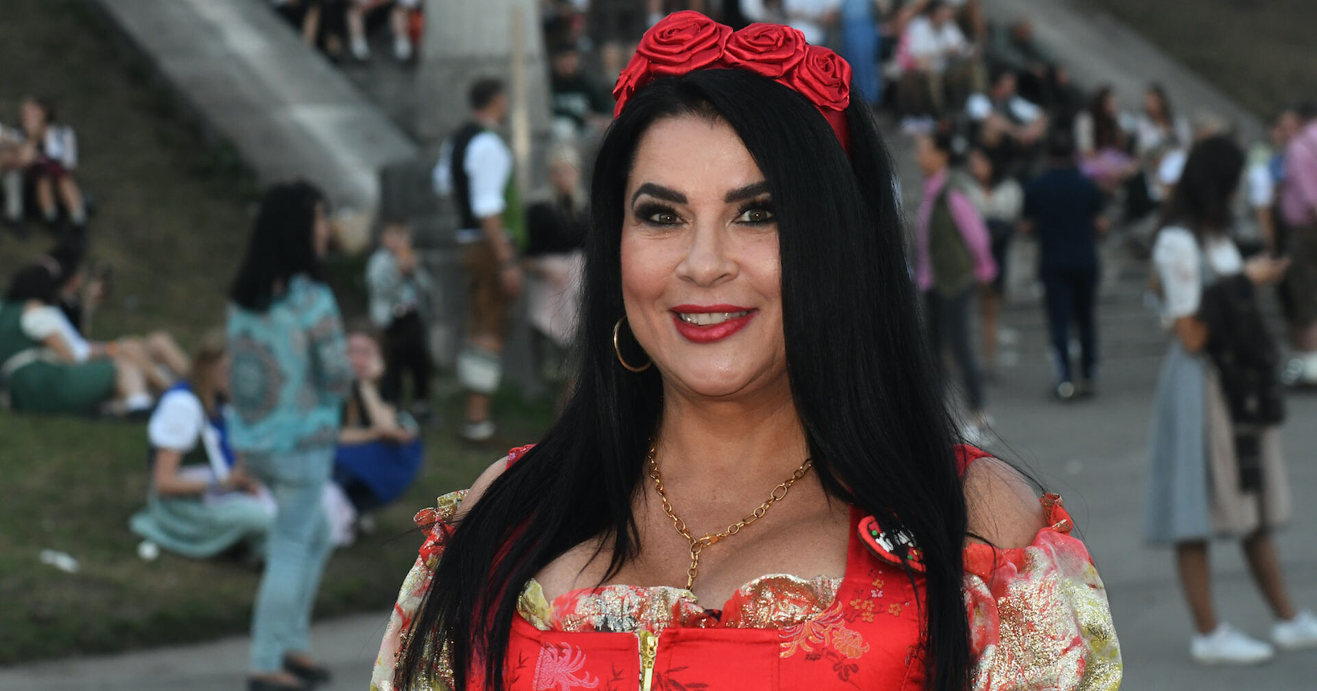 Iris Klein mit einem Dirndl und einem roten Haarschmuck.