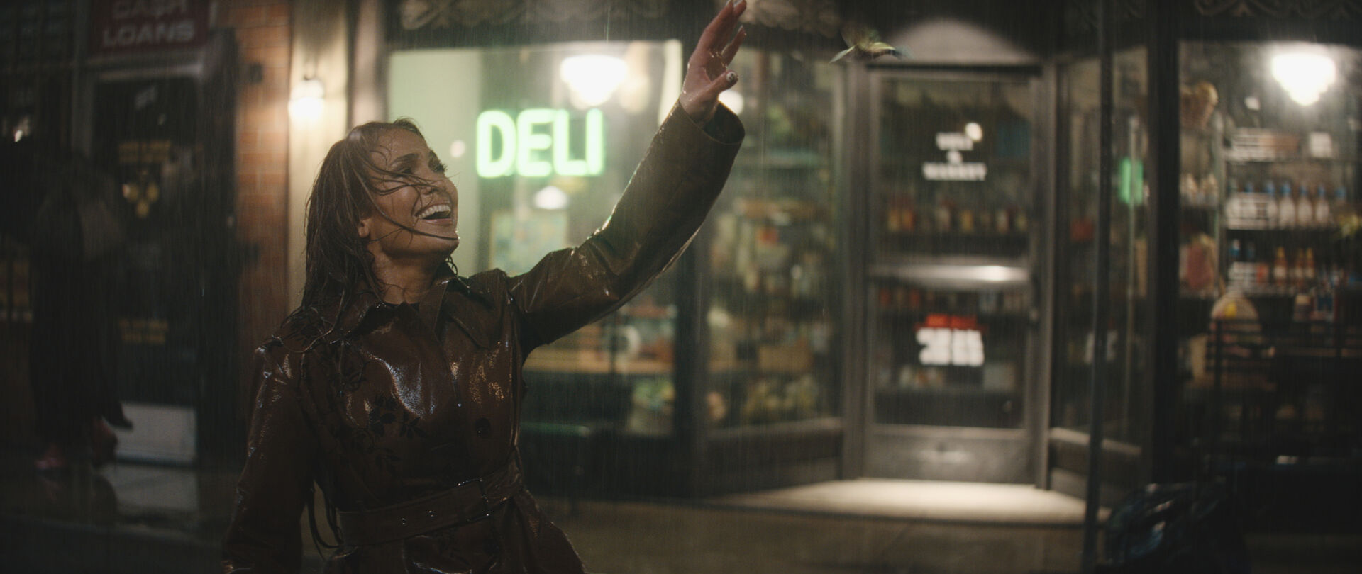 Jennifer Lopez tanzt am Ende des Films im Regen