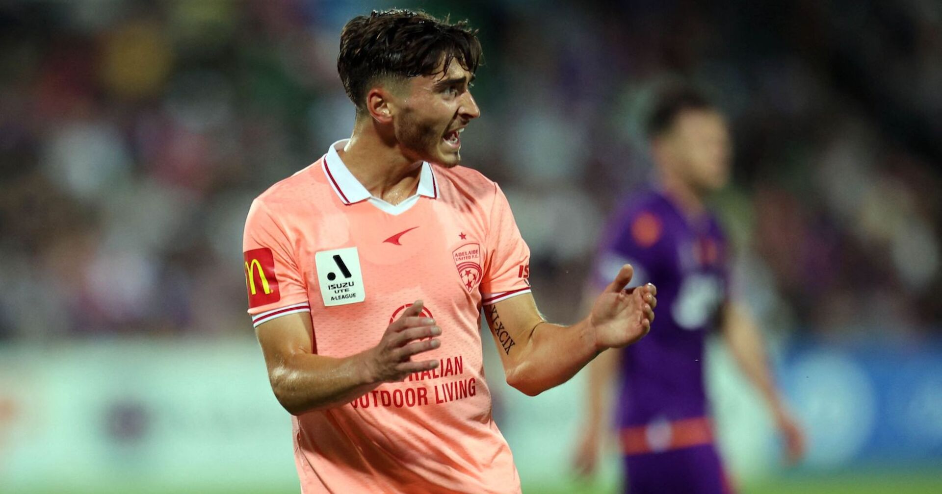 Josh Cavallo während eines Fußballspiels.