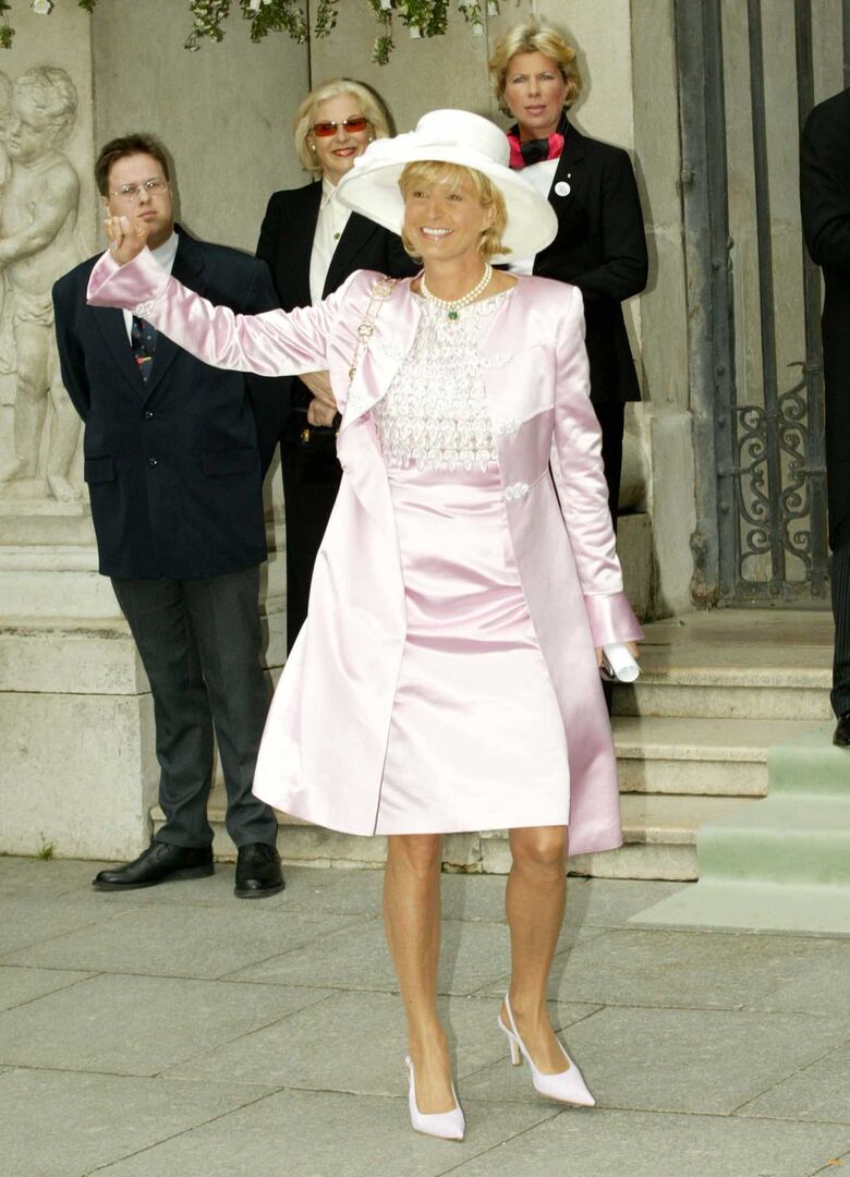 Karin Srb 2004 vor dem Salzburger Dom in einem rosa Kostüm.
