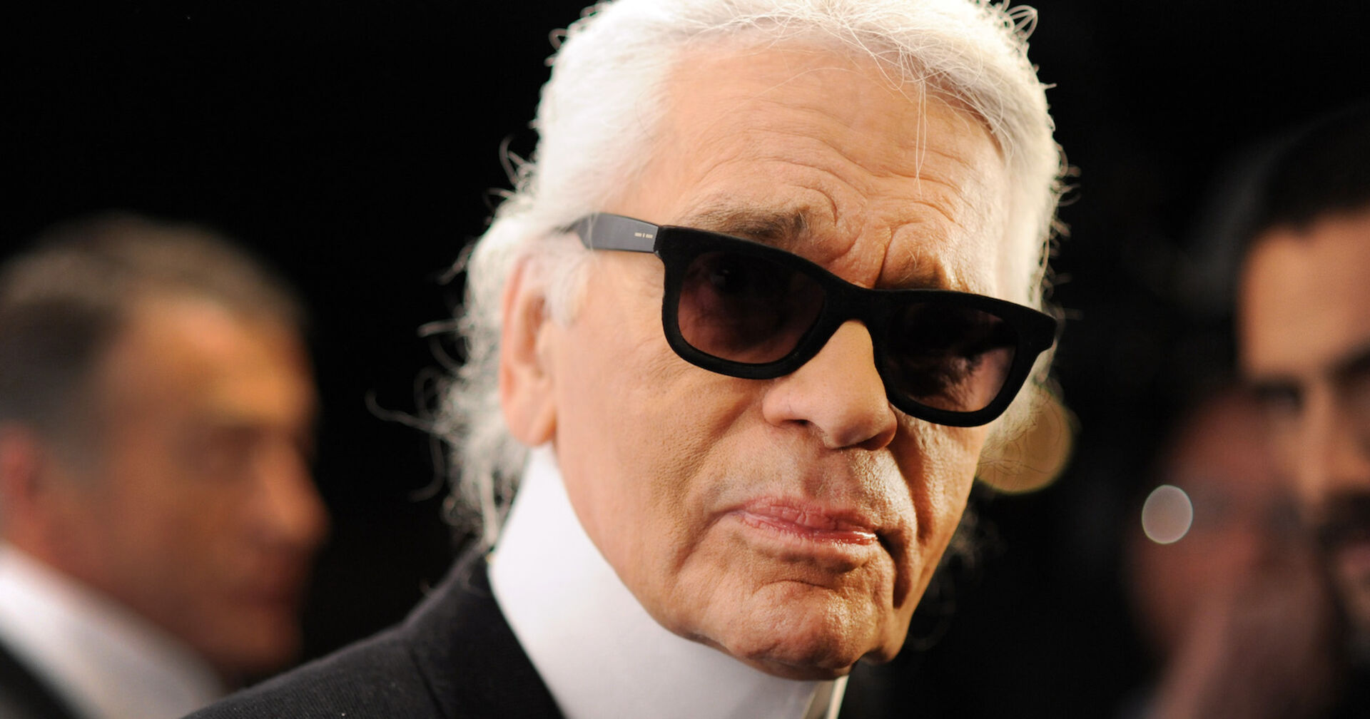 Karl Lagerfeld mit einer Sonnenbrille.