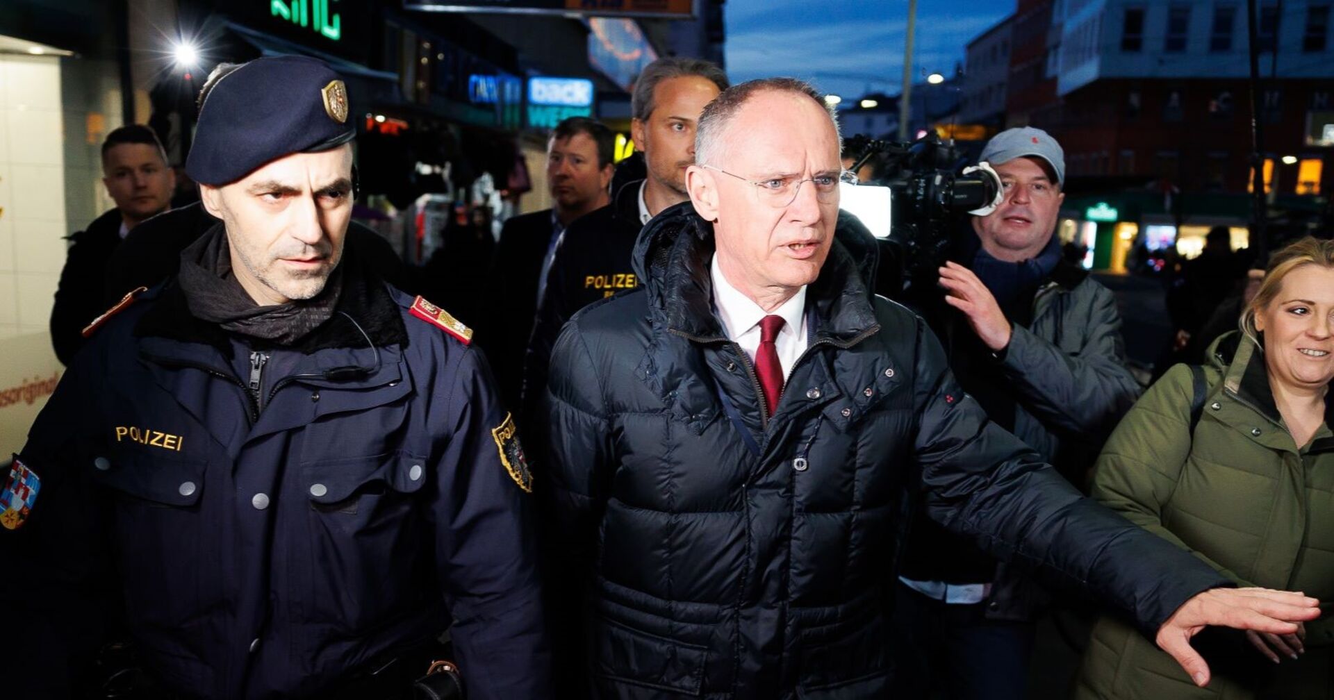 Karner mit Polizei bei einem Lokalaugenschein am Reumannplatz