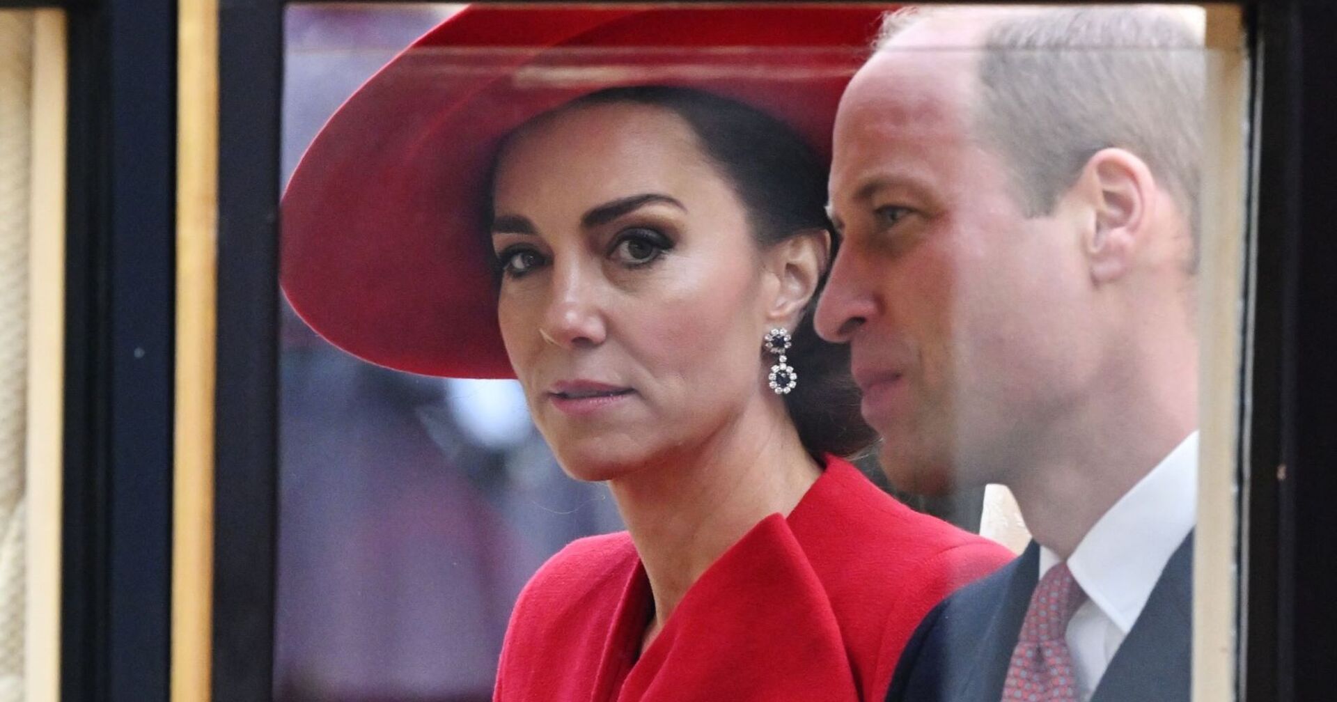 Prinzessin Kate mit rotem Hut und Prinz William in einer Kutsche