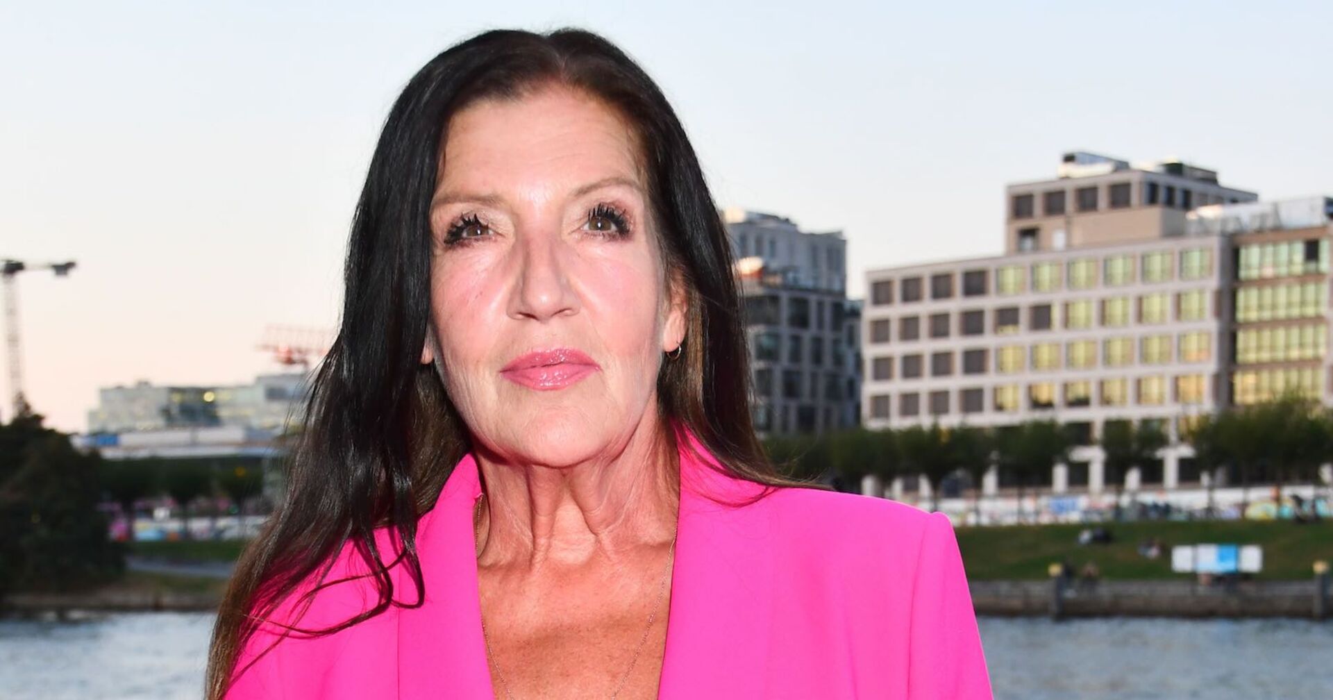 Katy Karrenbauer mit einem pinken Sakko und offenen braunen Haaren.