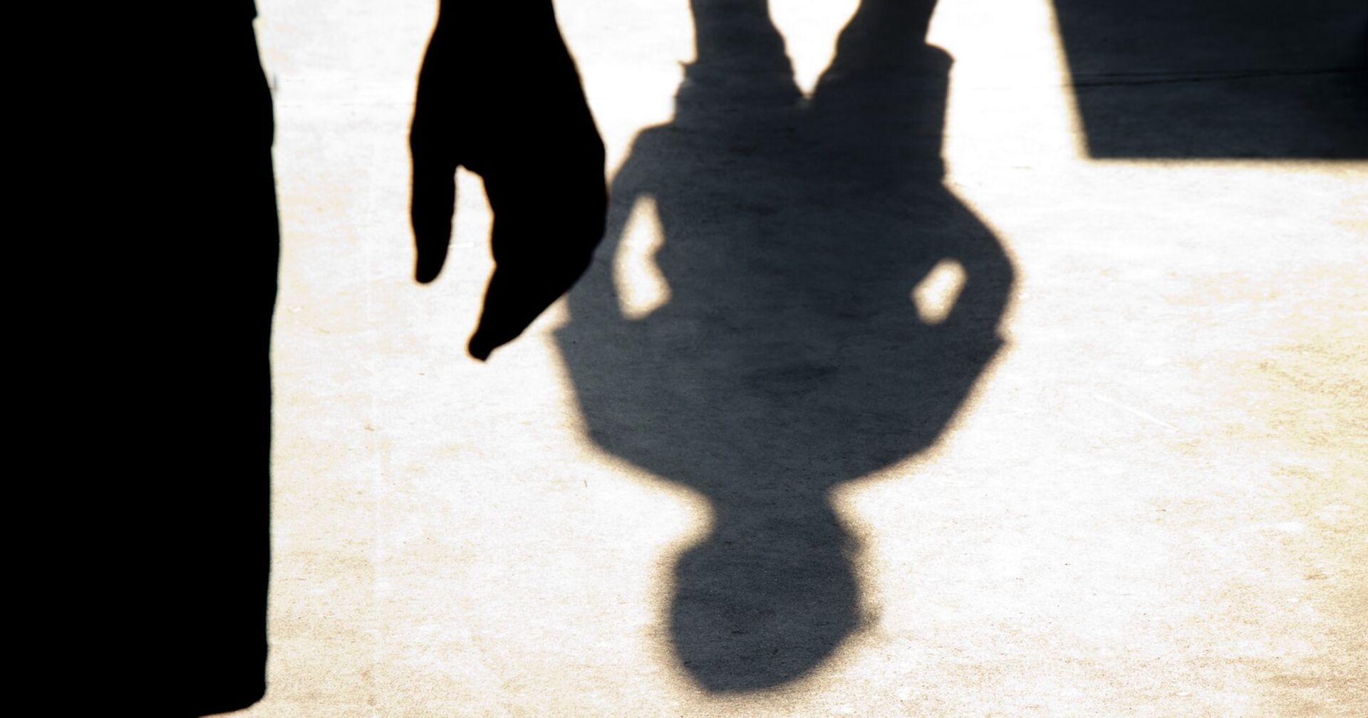 Die Schatten von einem Mann und einem Kind.