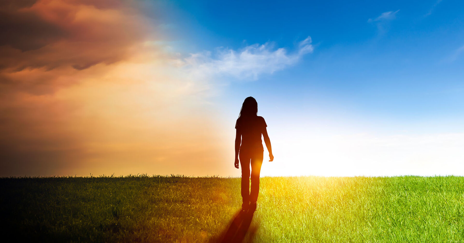 Frau steht auf einer Wiese | Credit: iStock.com/by-studio