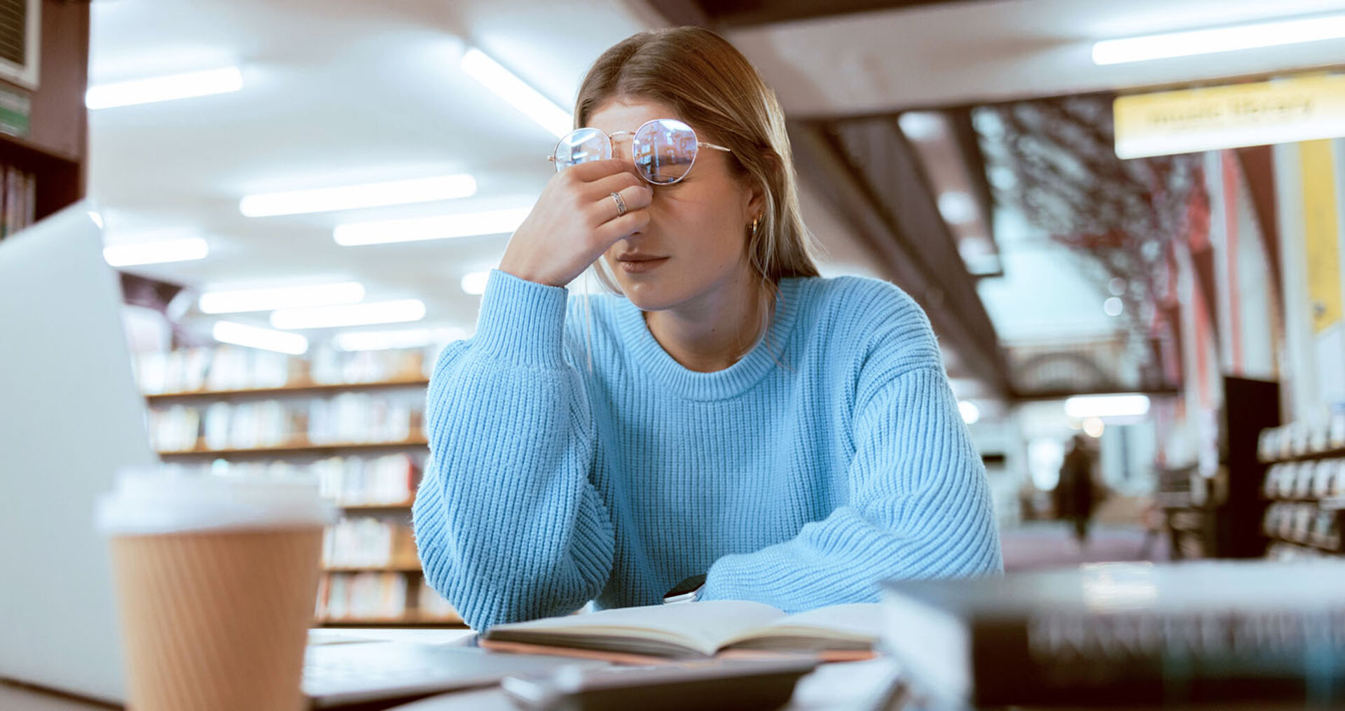 Frau hält sich Hand gegen Stirn | Credit: iStock.com/PeopleImages