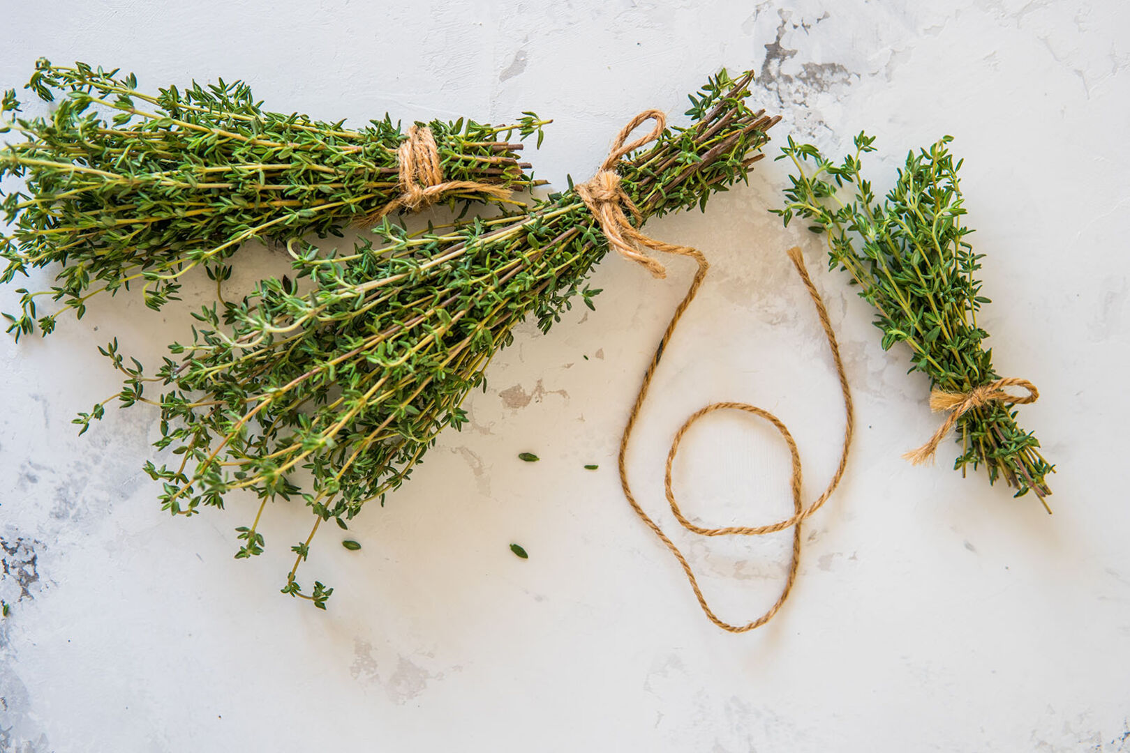Kräuterpäckchen auf einem Tisch | Credit: iStock.com/allenkayaa