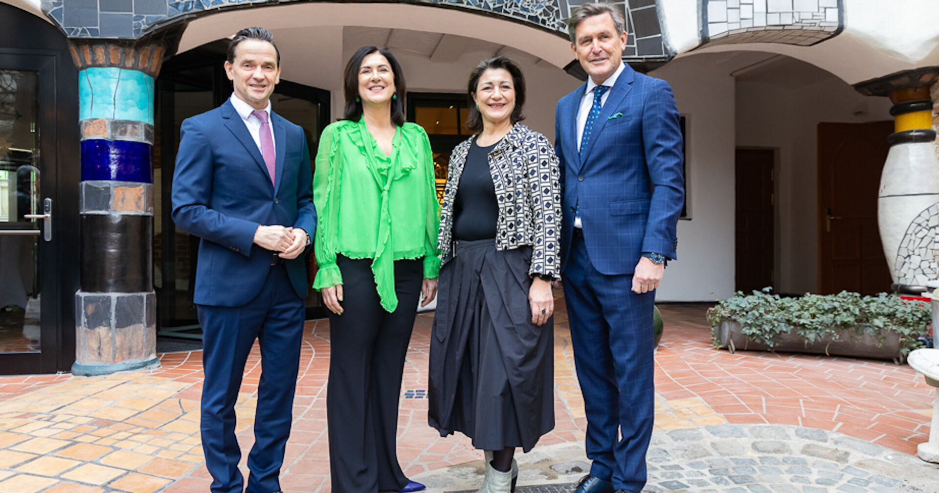 Vier Gäste stehen vor dem umgebauten Kunst Haus Wien