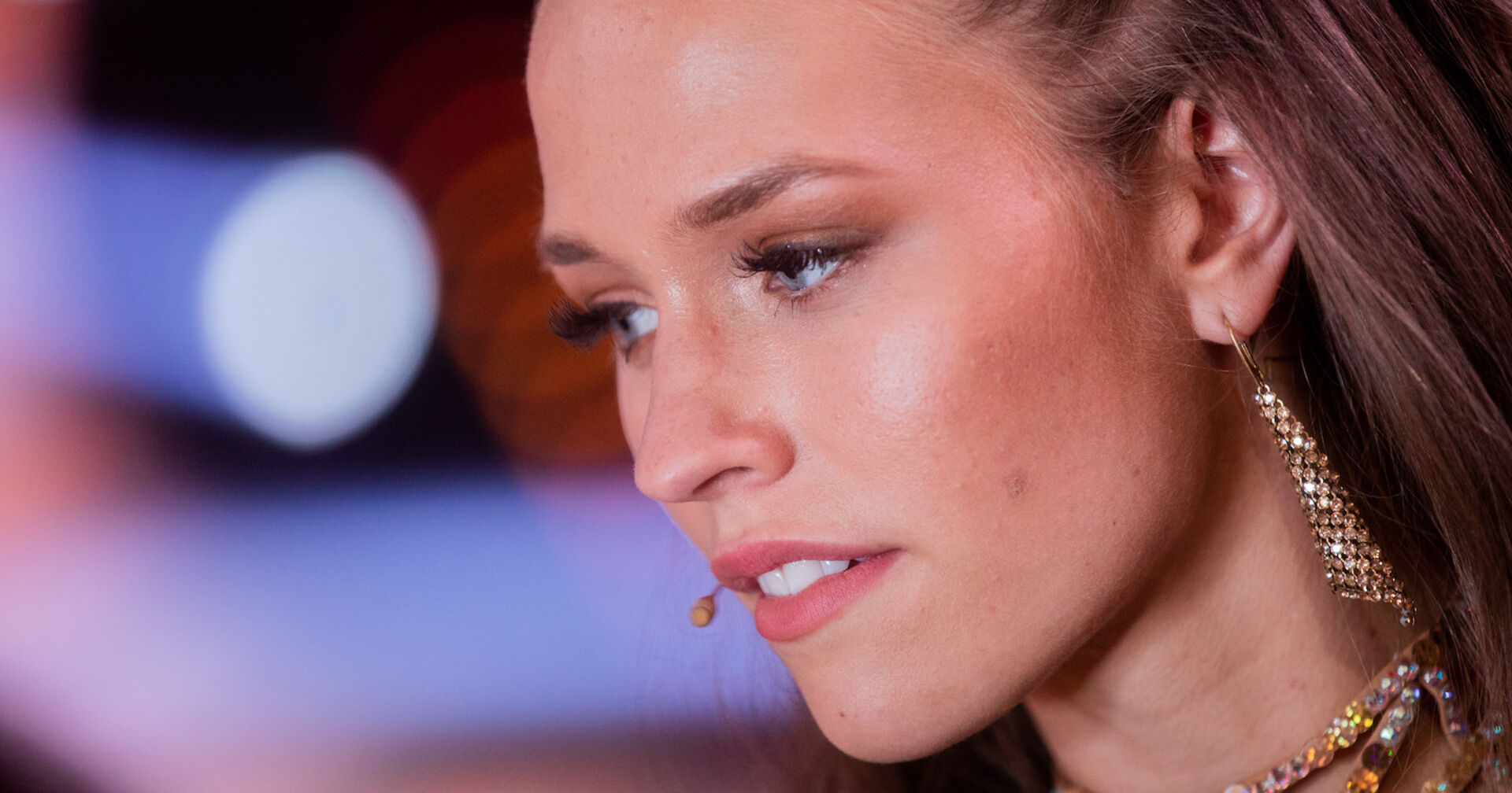 Laura Müller mit großen goldenen Ohrringen.