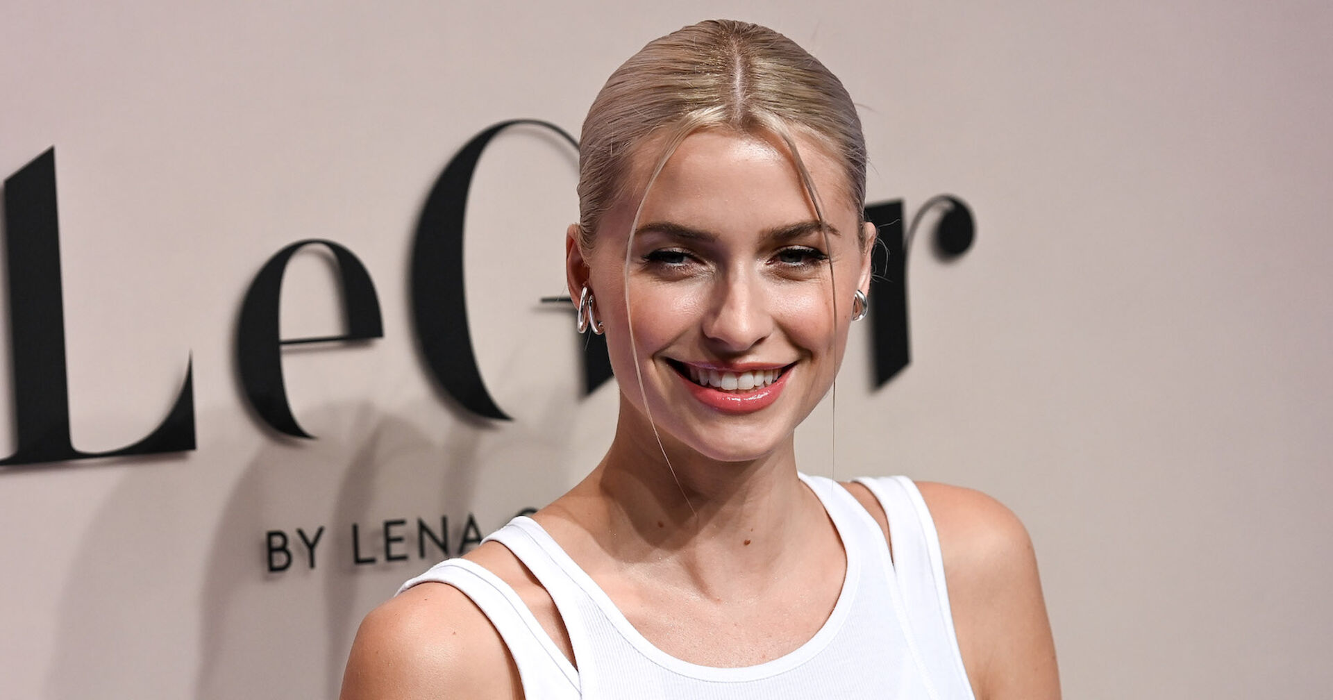 Model und Designern Lena Gercke vor dem Logo ihres Brands &quot;LeGer by Lena Gercke&quot;