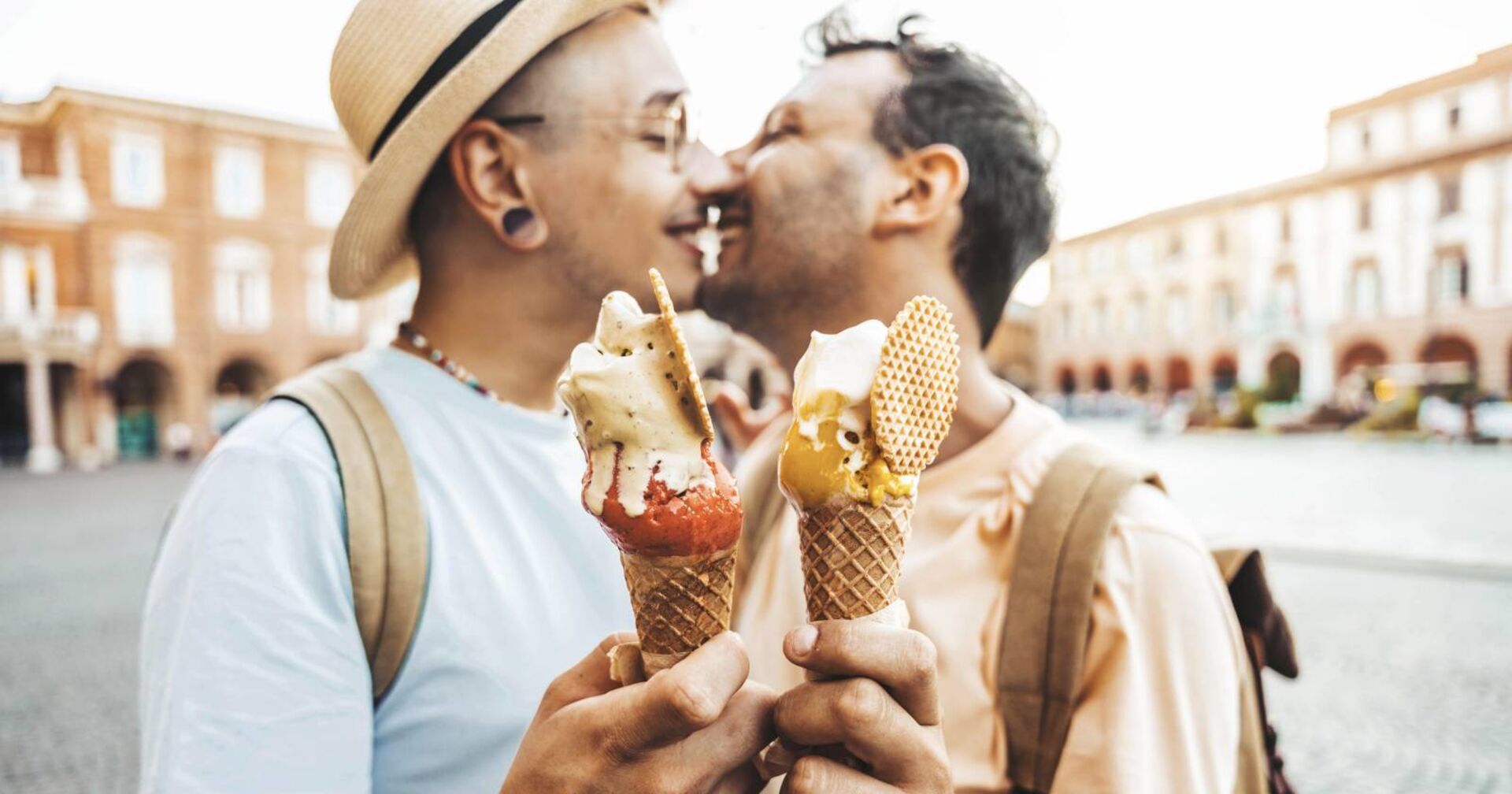 Junges Paar küsst sich beim Eisessen in Florenz