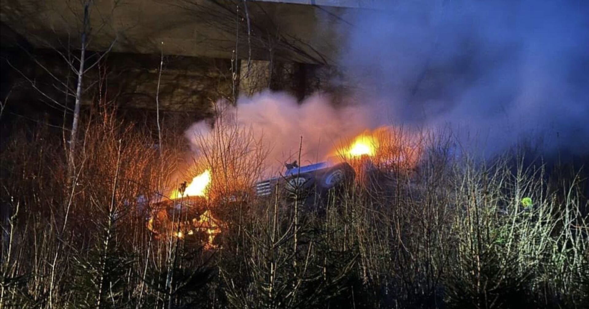 Der brennende Lkw nach dem Sturz.