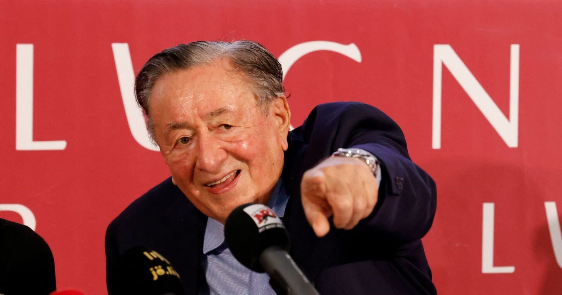 Richard Lugner bei einer Pressekonfernz, im Hintergrund groß der Schriftzug &quot;Lugner City&quot;