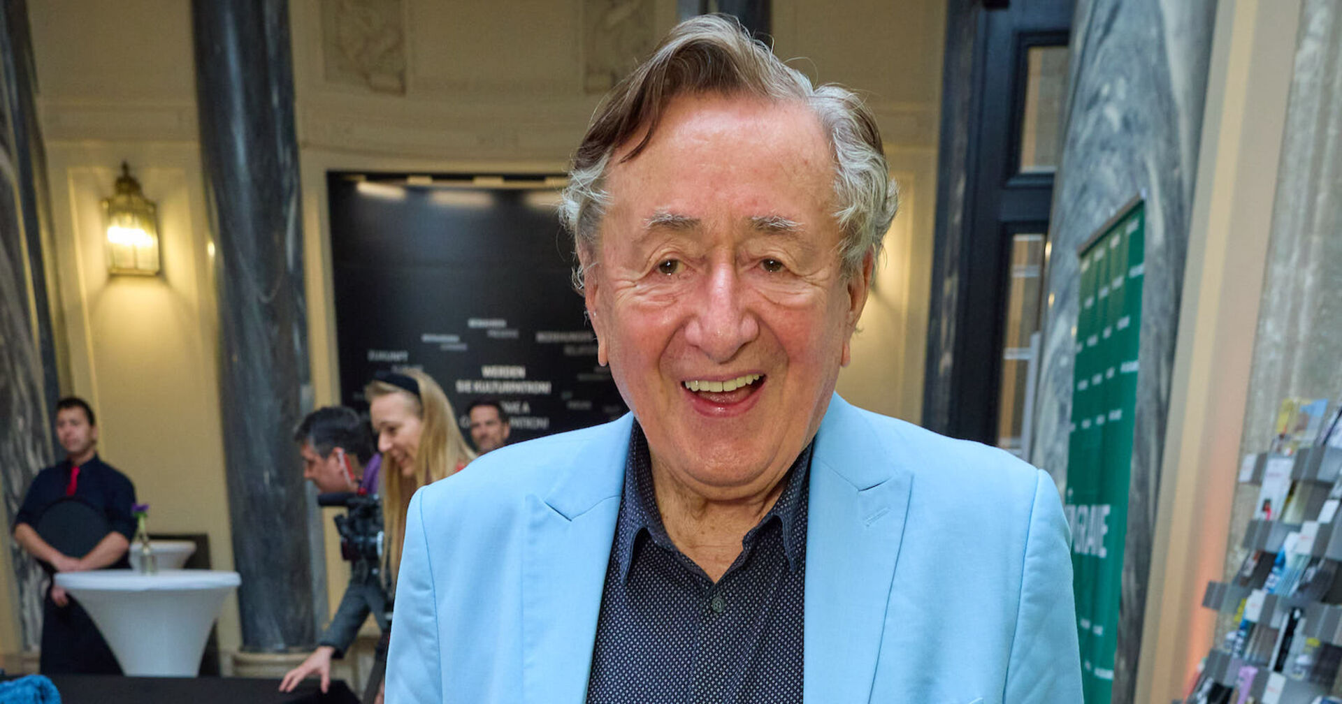 Richard Lugner lächelt in die Kamera.