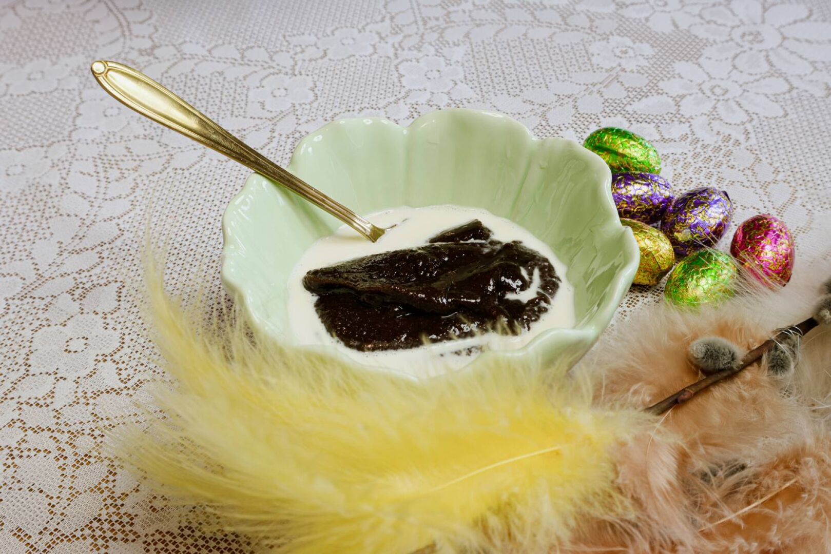 Schälchen gefüllt mit dem finnischen Dessert Mämmi