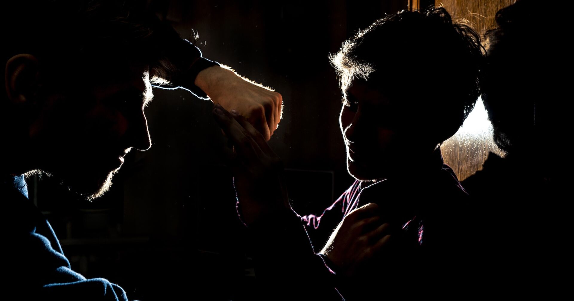 Ein junger Mann wird von weiteren Männern verprügelt.