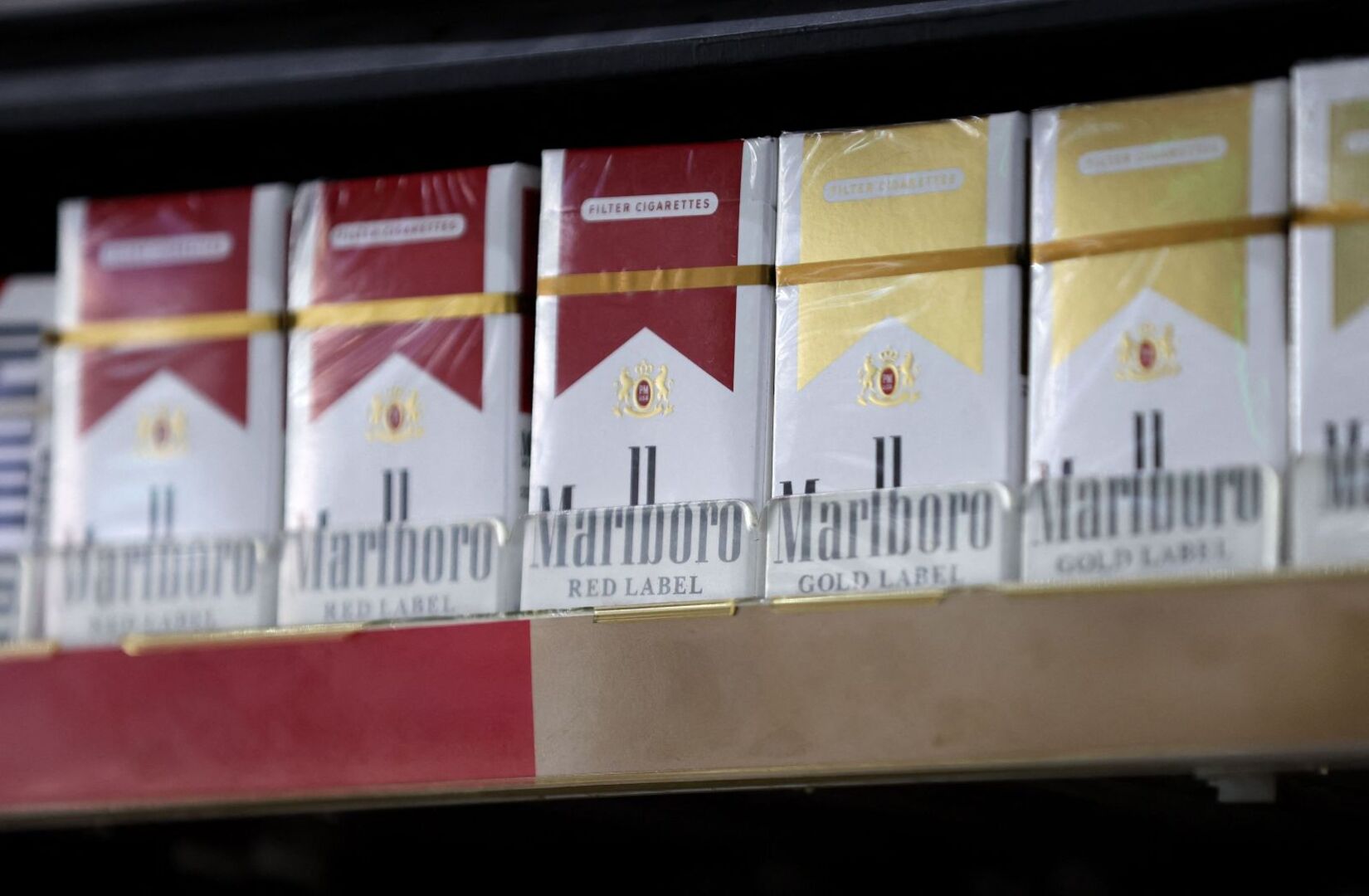 Marlboro-Schachteln in einem Regal.