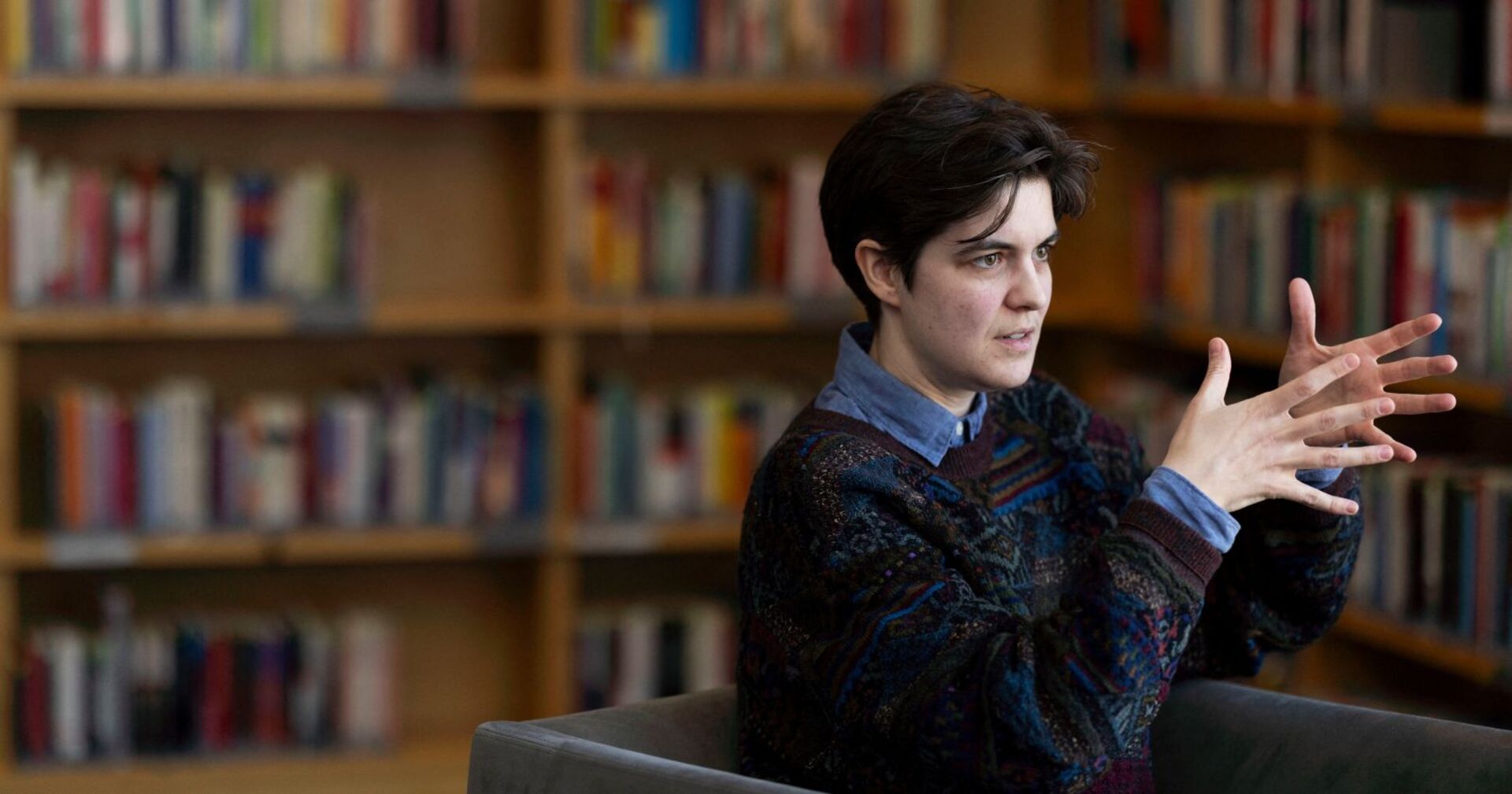 Marlene Engelhorn bei einem Interview in einer Bibliothek.