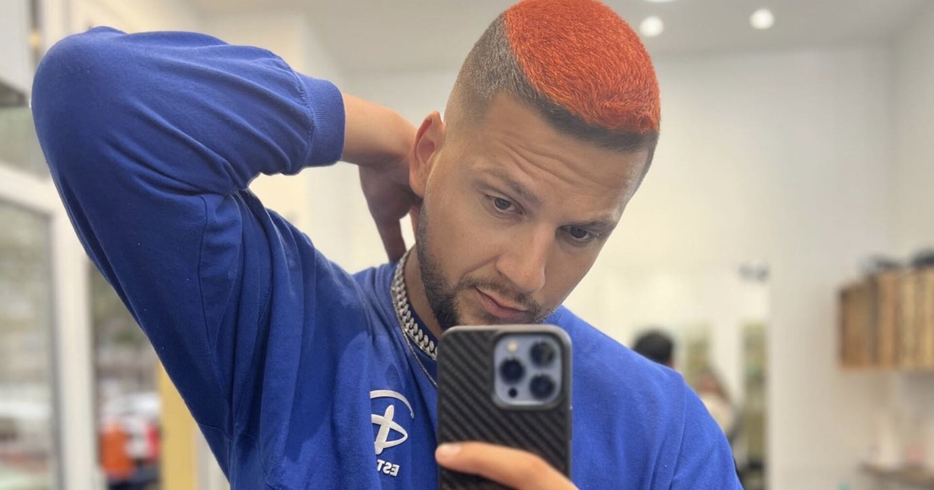 Der Rapper Martin Wenzel mit gefärbten Haaren.