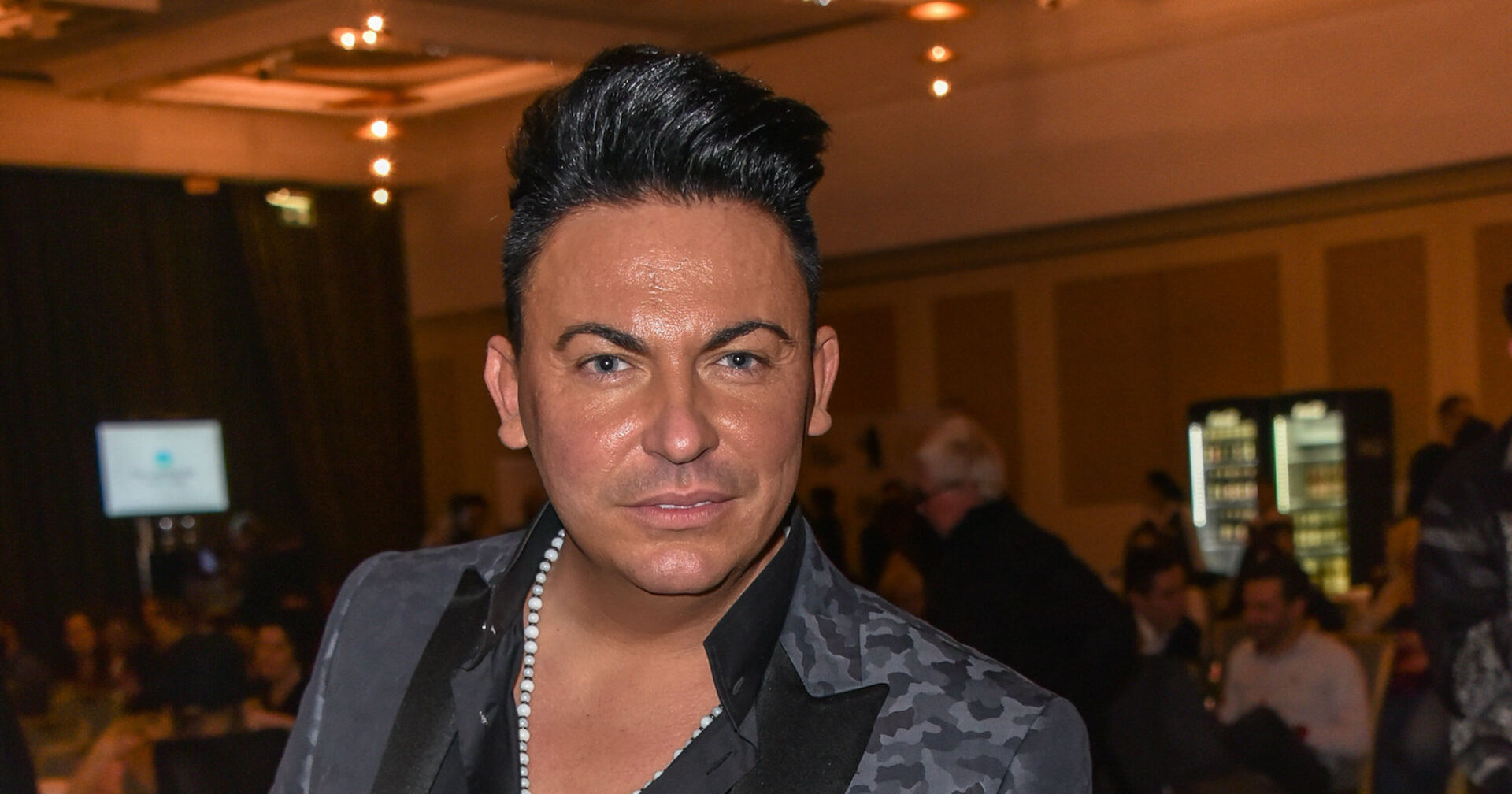 Matthias Mangiapane mit einem grauen Sakko und aufgestellten Haaren.