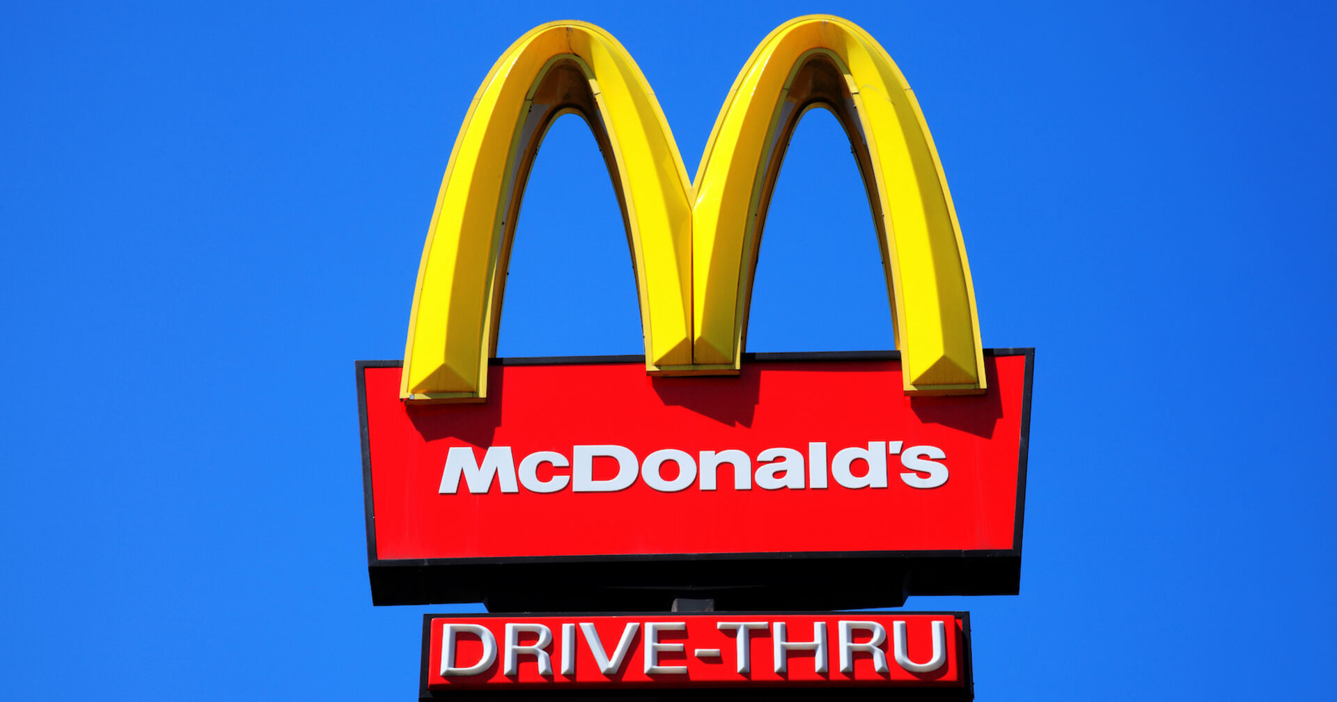 McDonald's Zeichen mit Drive Through-Schild (im Deutschen Drive-In)