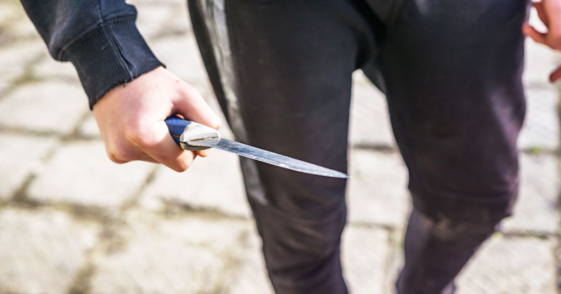 Ein Jugendlicher mit einem Messer in der Hand.