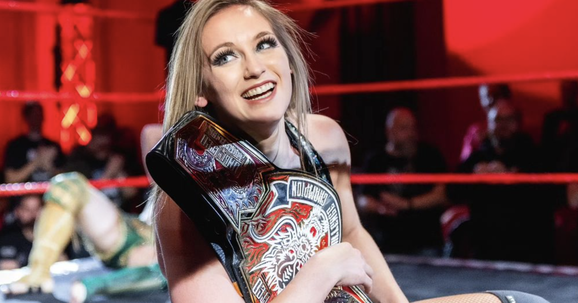 Blonde Frau im Wrestling-Ring