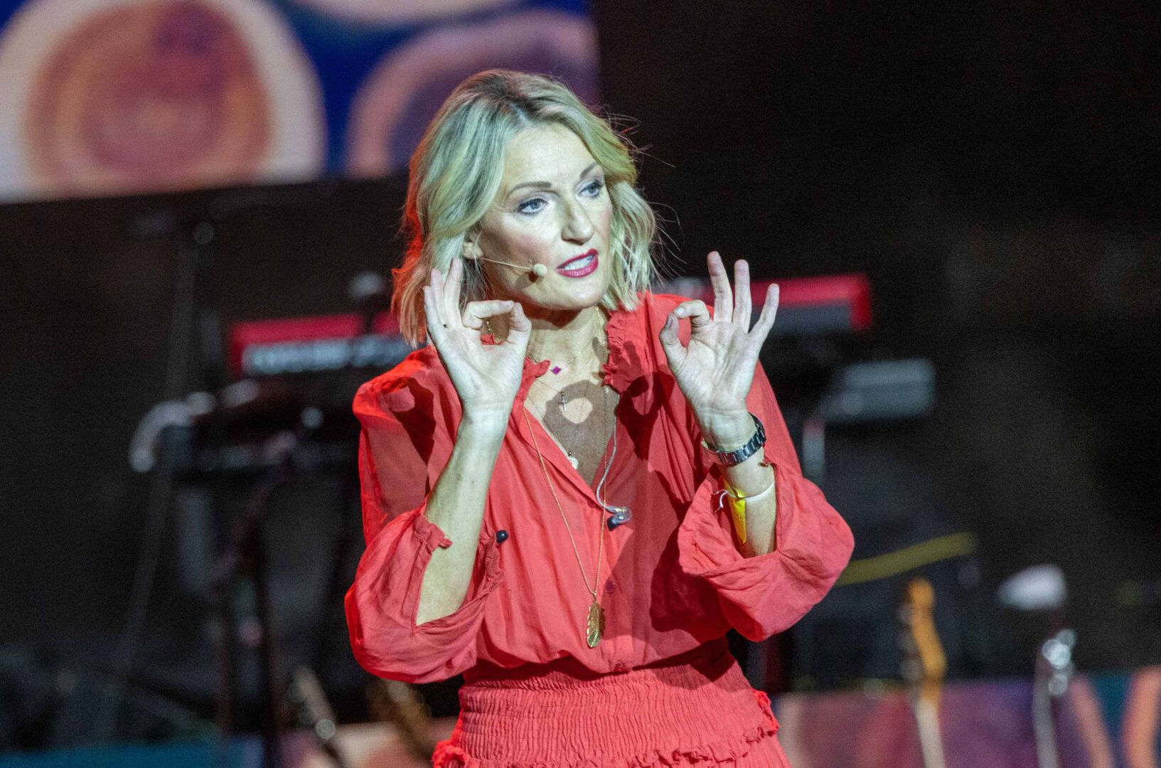 Kabarettistin Monika Gruber auf der Bühne.