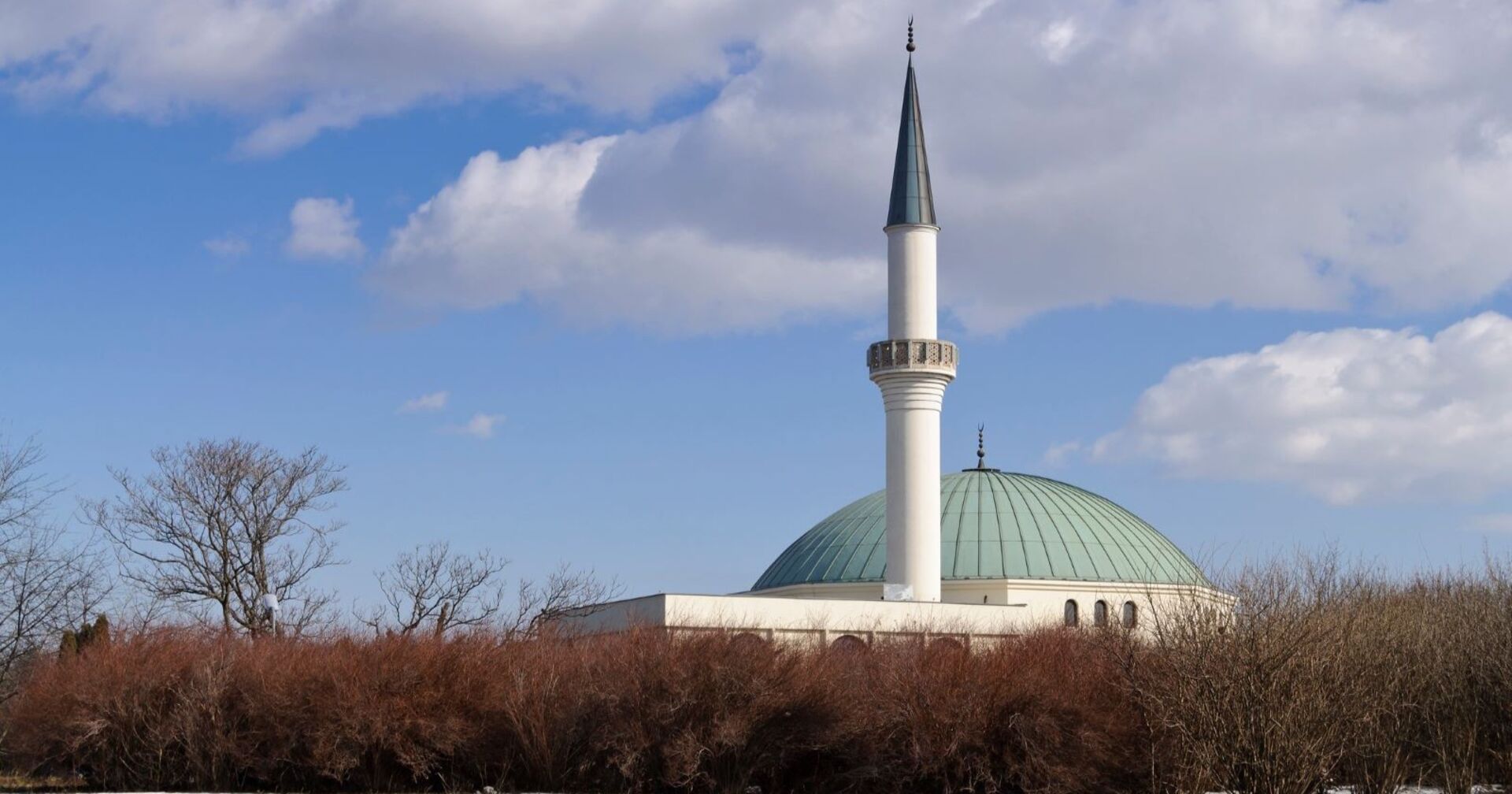 Minarett der größten Moschee Österreichs über ihrer Kuppel.