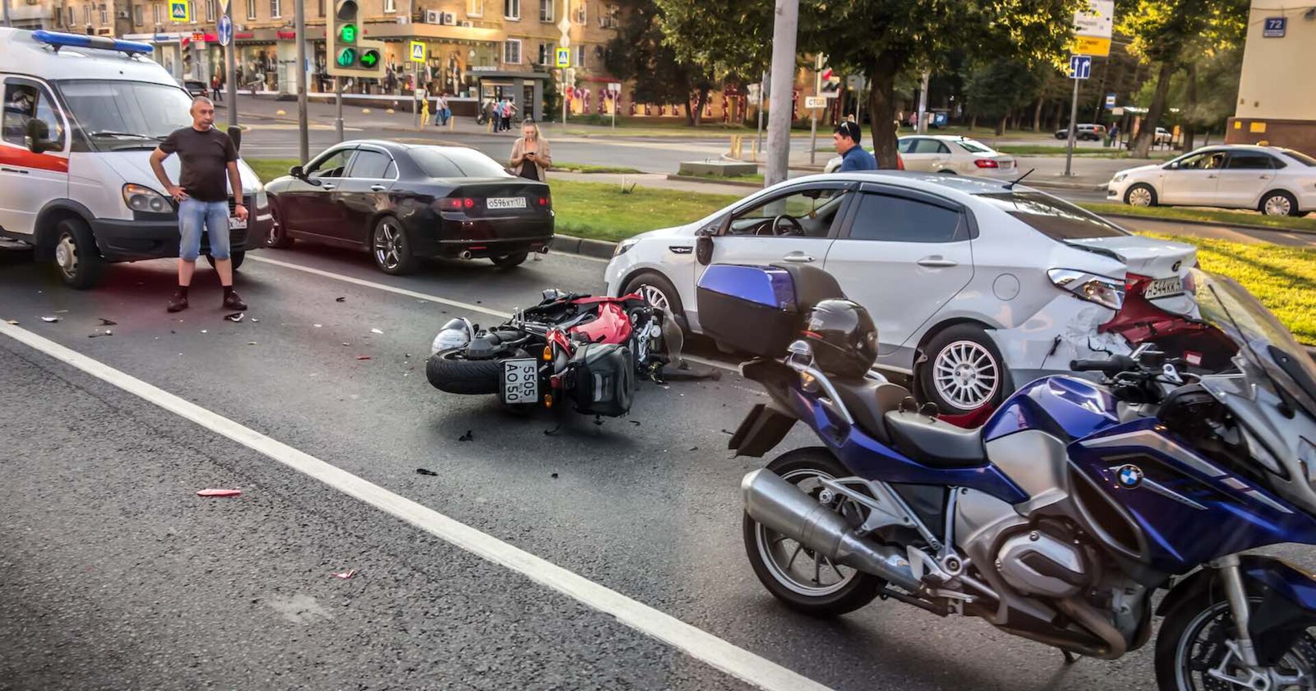 Ein Motorrad liegt vor eine Ampel auf der Straße.