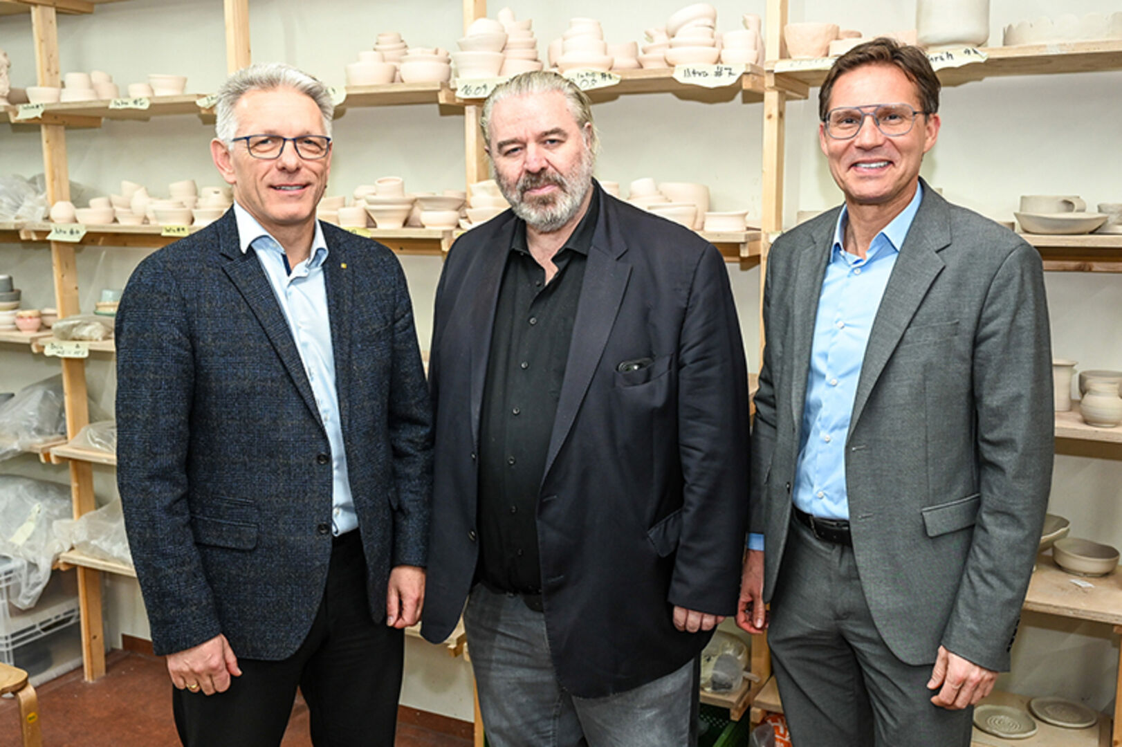 Künstler Alexander Waltner (Mi.) mit den Bankern Udo Reiner (li., Raiffeisenbank) und Richard Karlinger (Hypo Dornbirn)