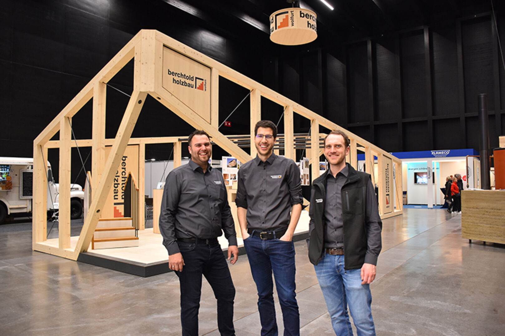 Berchtold Holzbau GF Thomas Berchtold (mi.) mit Jonathan Bösch (li.) und Michael Moser (Bauleitung Arbeitsvorbereitung)