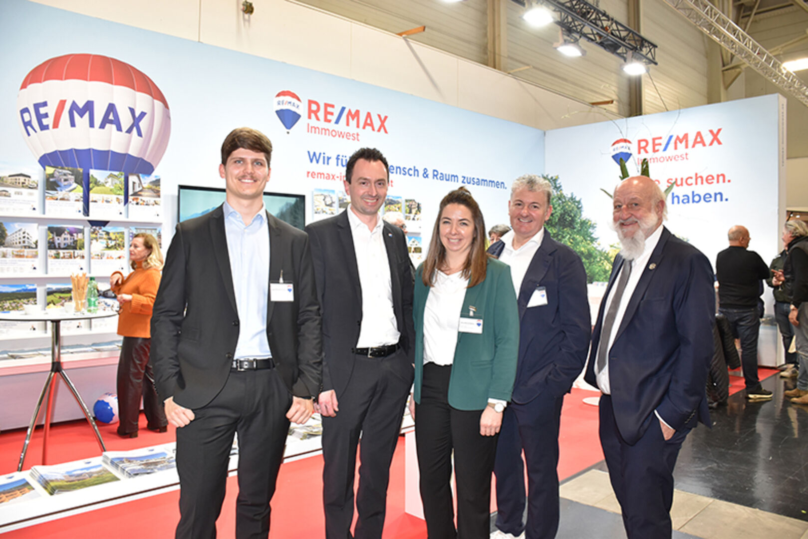 Am Stand von RE/MAX: Lukas Plankensteiner, Philipp Feurstein, Sonja Baldauf, Lothar Mennel, Reinhard Götze (v. li.)