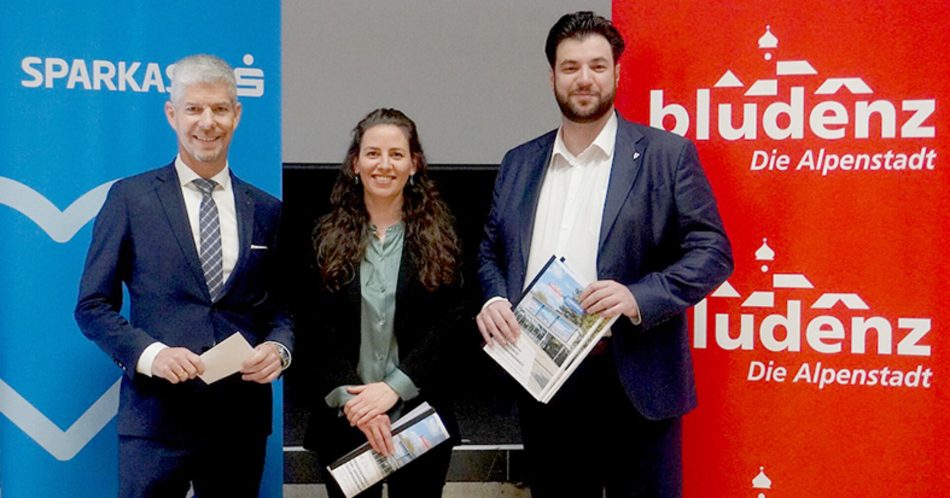 Thomas Schreiber (Vorstandsdirektor der Sparkasse Bludenz), Daniela Beck (Leiterin Bludenzer Kulturamt), Kulturstadtrat Cenk Dogan (v. li.)