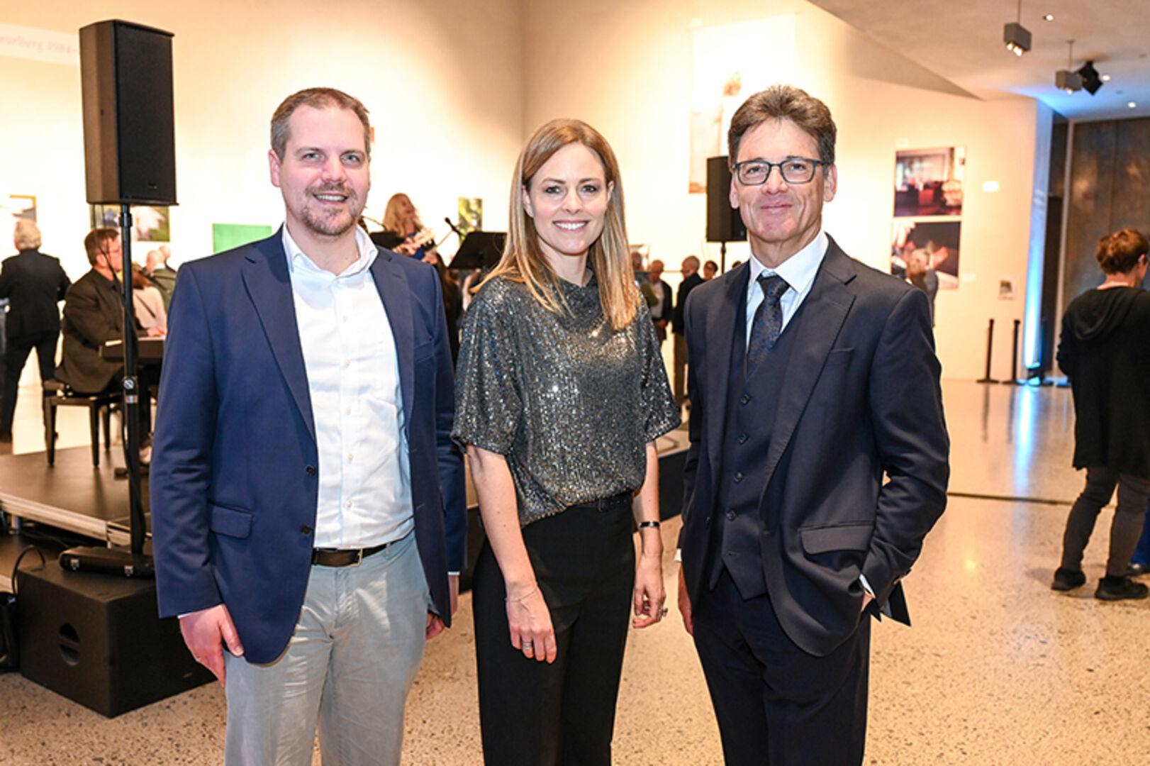 Hypo Vorarlberg Vorstände Philipp Hämmerle und Wilfried Amann mit Moderatorin Kerstin Polzer (v. li.)