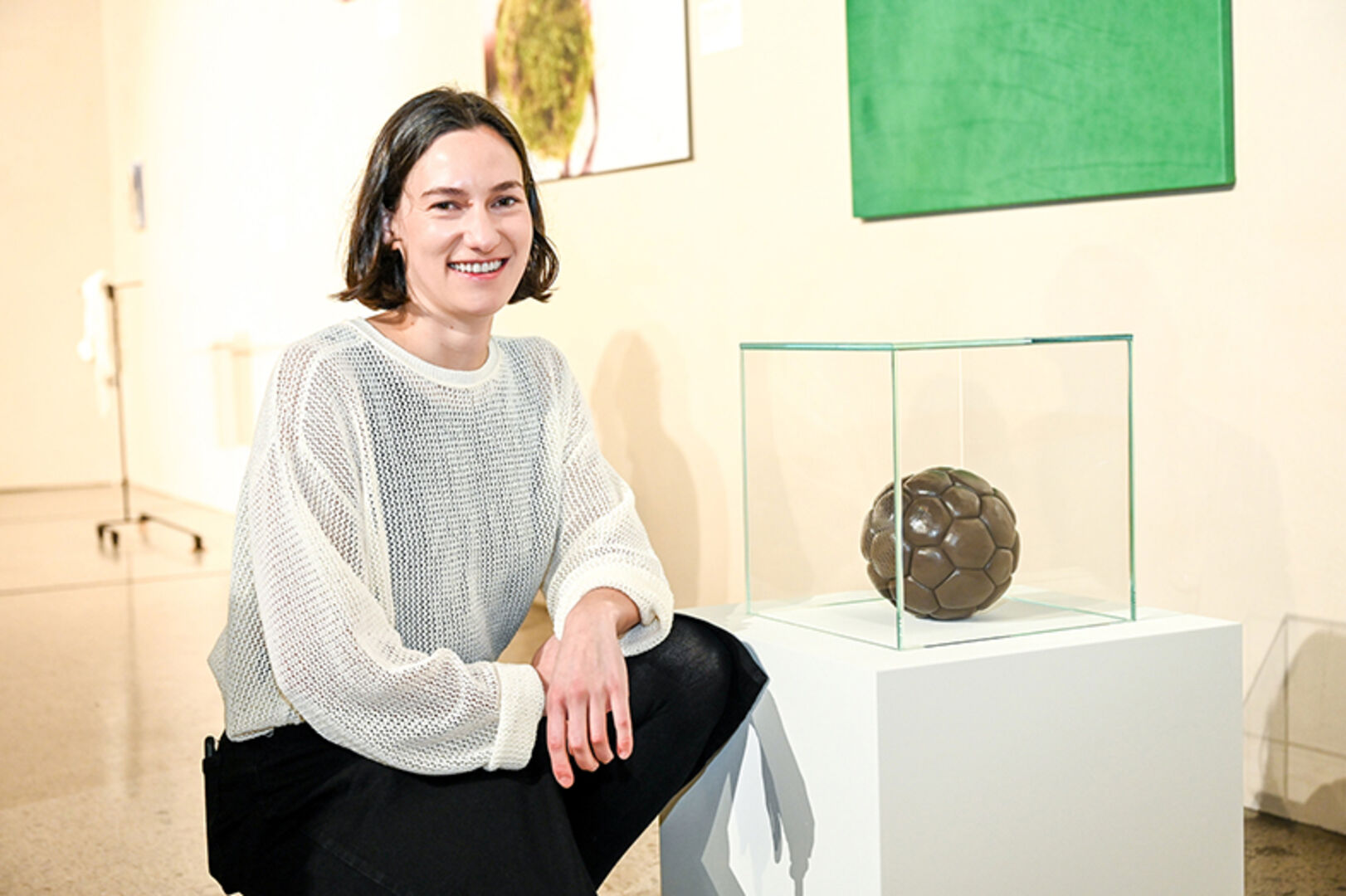 Luka Jana Berchtold (Gewinnerin Publikumspreis) mit ihrem Werk.