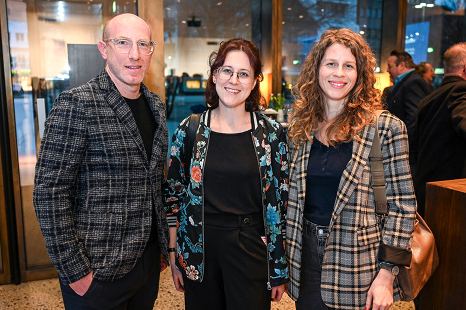 Wolfgang Beichler (Hypo Vorarlberg) mit Selina Neuhauser und Laura Heinzle (beide KUB) (v. li.)